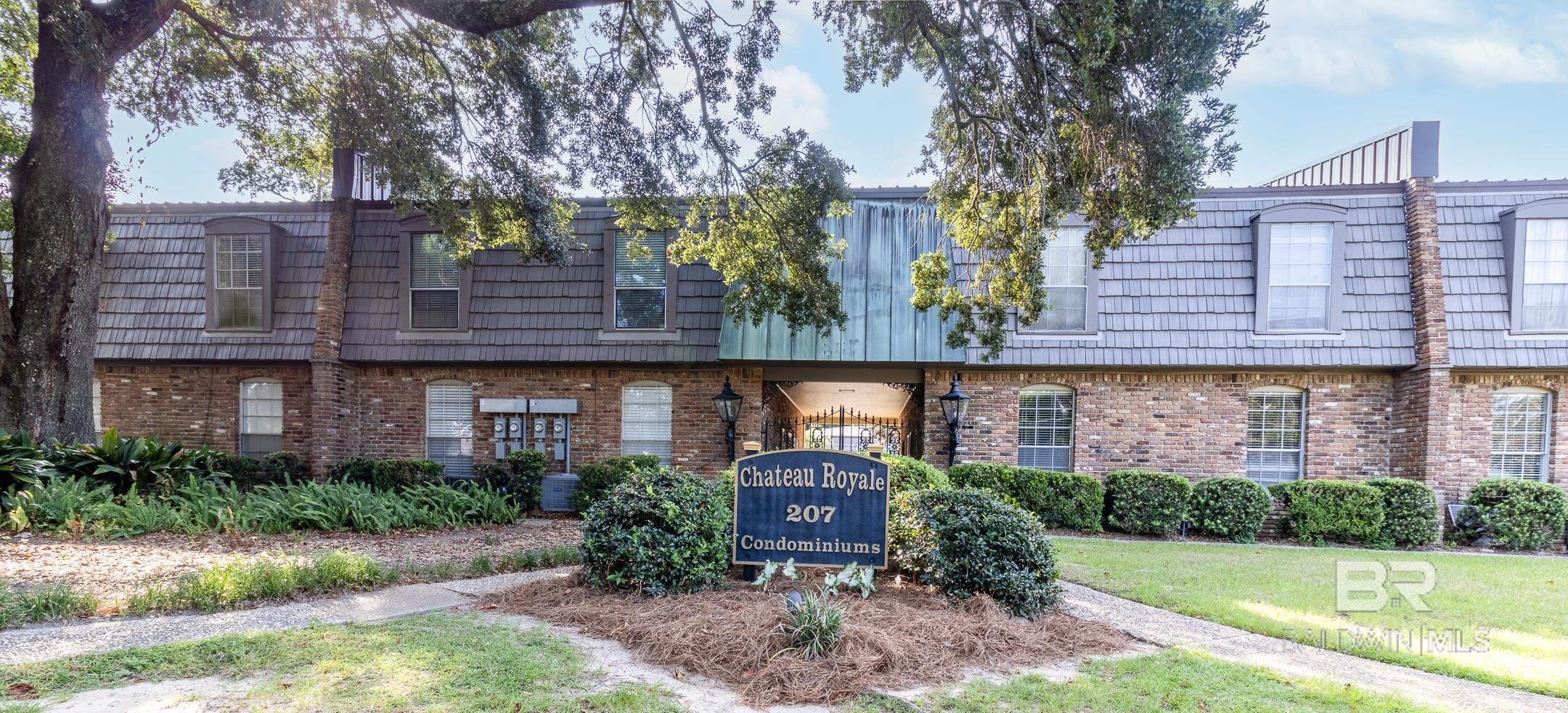 Great Location within walking distance to Fairhope pier, downtown shops and restaurants. Unit has been painted, updated and new Air Conditioner unit just installed. Would be the perfect spot to come and go or spend time while looking for a permanent home.