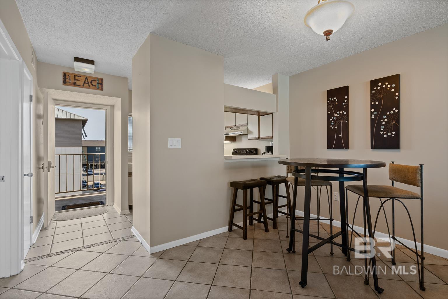 http://cdnparap60.paragonrels.com/ParagonImages/Property/P6/BCAR/373593/12/0/0/cbab184c795f9312164cfd85787fa4fe/7/7ee38d94aa222e4e4c1051f38c5572ba/373593-851181d0-77a4-40ec-857a-128c6b86af98.JPG