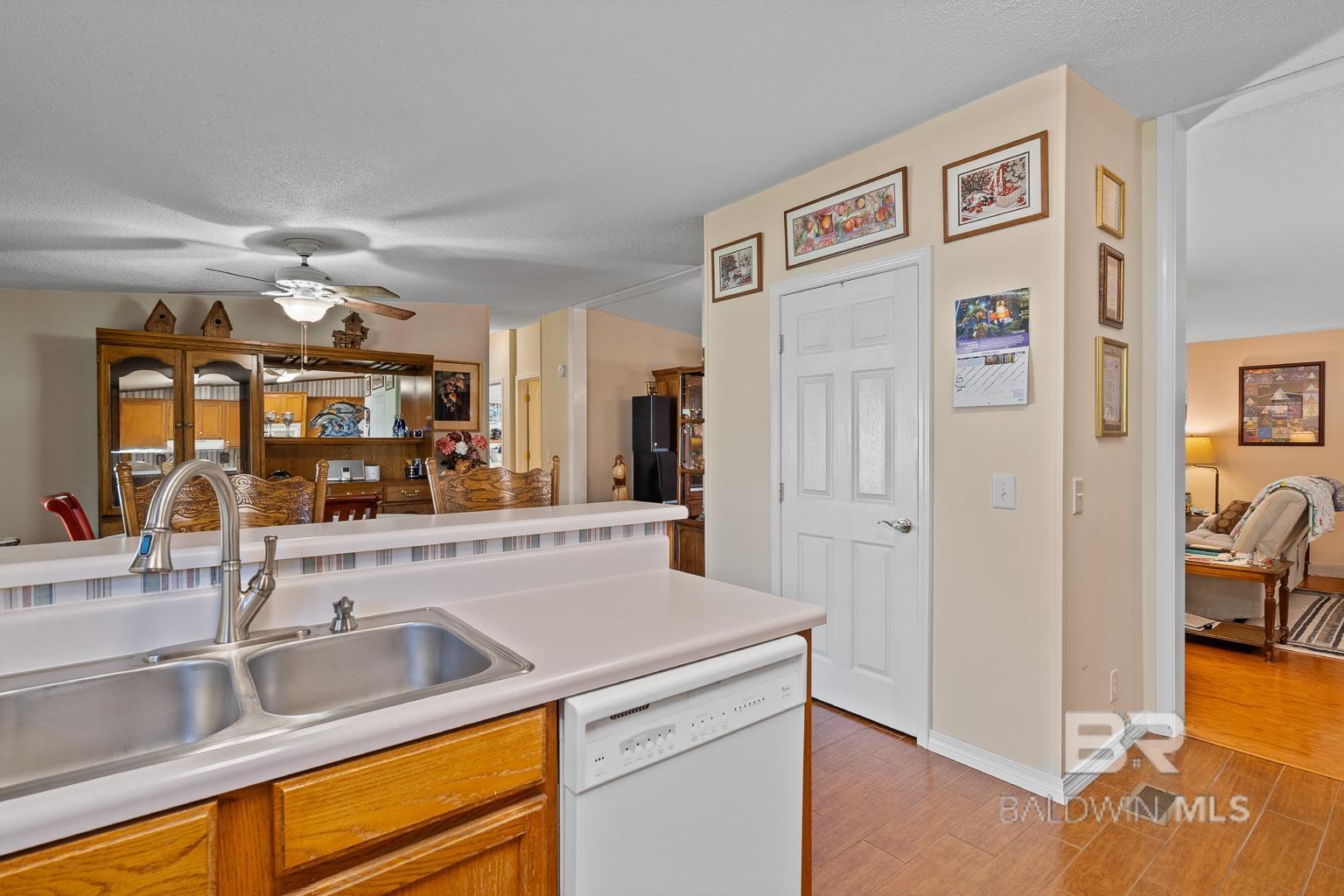 http://cdnparap60.paragonrels.com/ParagonImages/Property/P6/BCAR/374260/29/0/0/1a95081ee14c927fee02a9ffe81cd106/7/e65e1c4e29a1acd3a48be78aabeecbb9/374260-3b8449e3-8e8d-4fdf-b991-7afbcb4a1e3c.JPG
