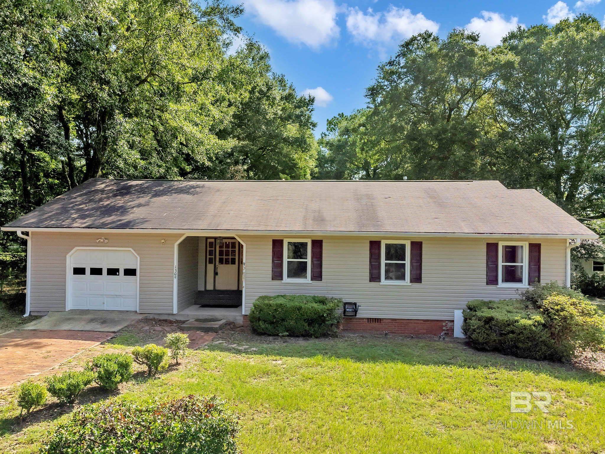 Homes for sale in Mobile, AL | 1309 W Rainbow Dr, Mobile, AL 36693 | MLS# 383143