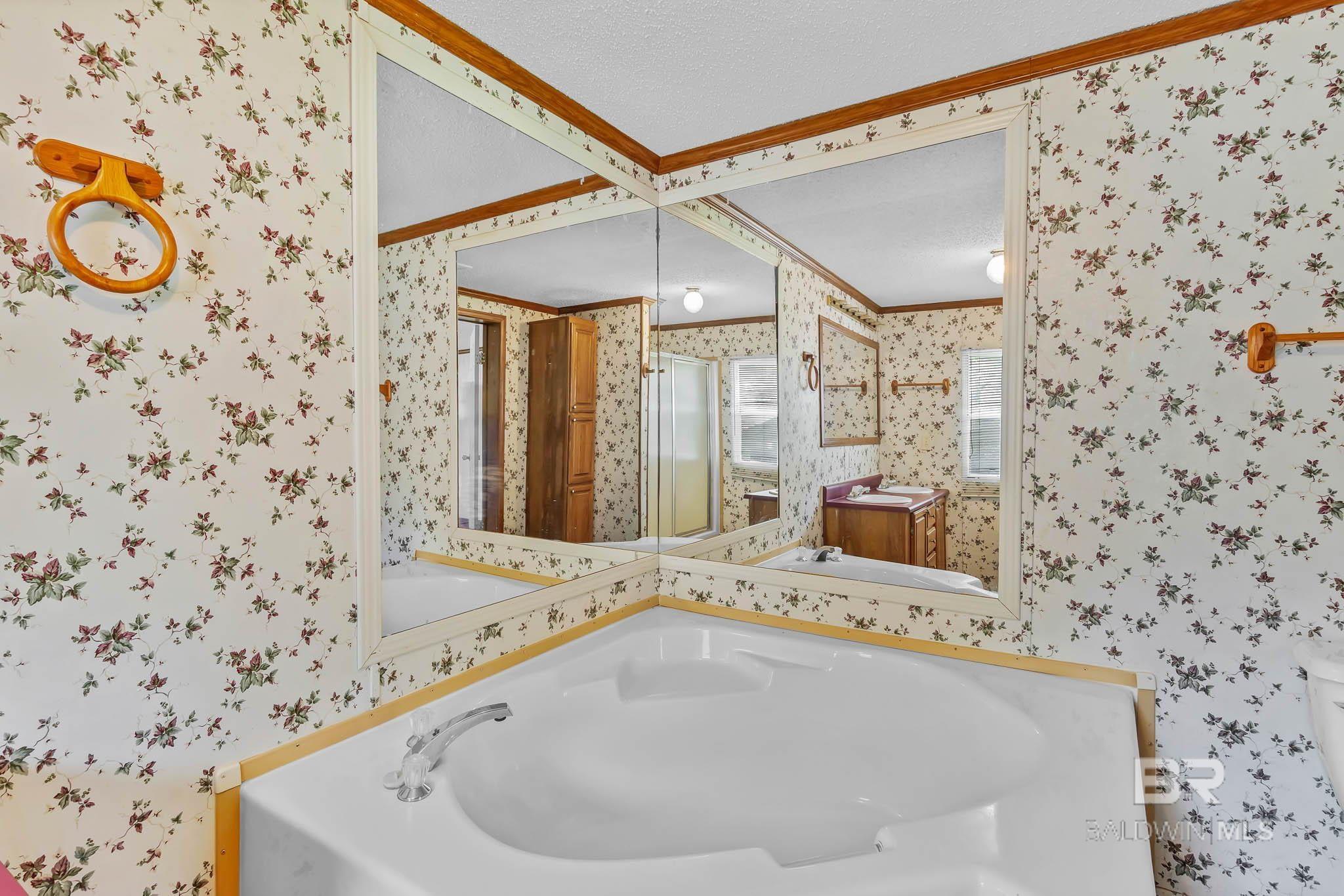 http://cdnparap60.paragonrels.com/ParagonImages/Property/P6/BCAR/383575/24/0/0/4abca1e6a614d40b1cbd75e3a62b1d85/7/67e5675c6786853fd88913e1236afcfc/383575-6dafad3d-7014-4f82-aba4-c58c72e77ba4.JPG