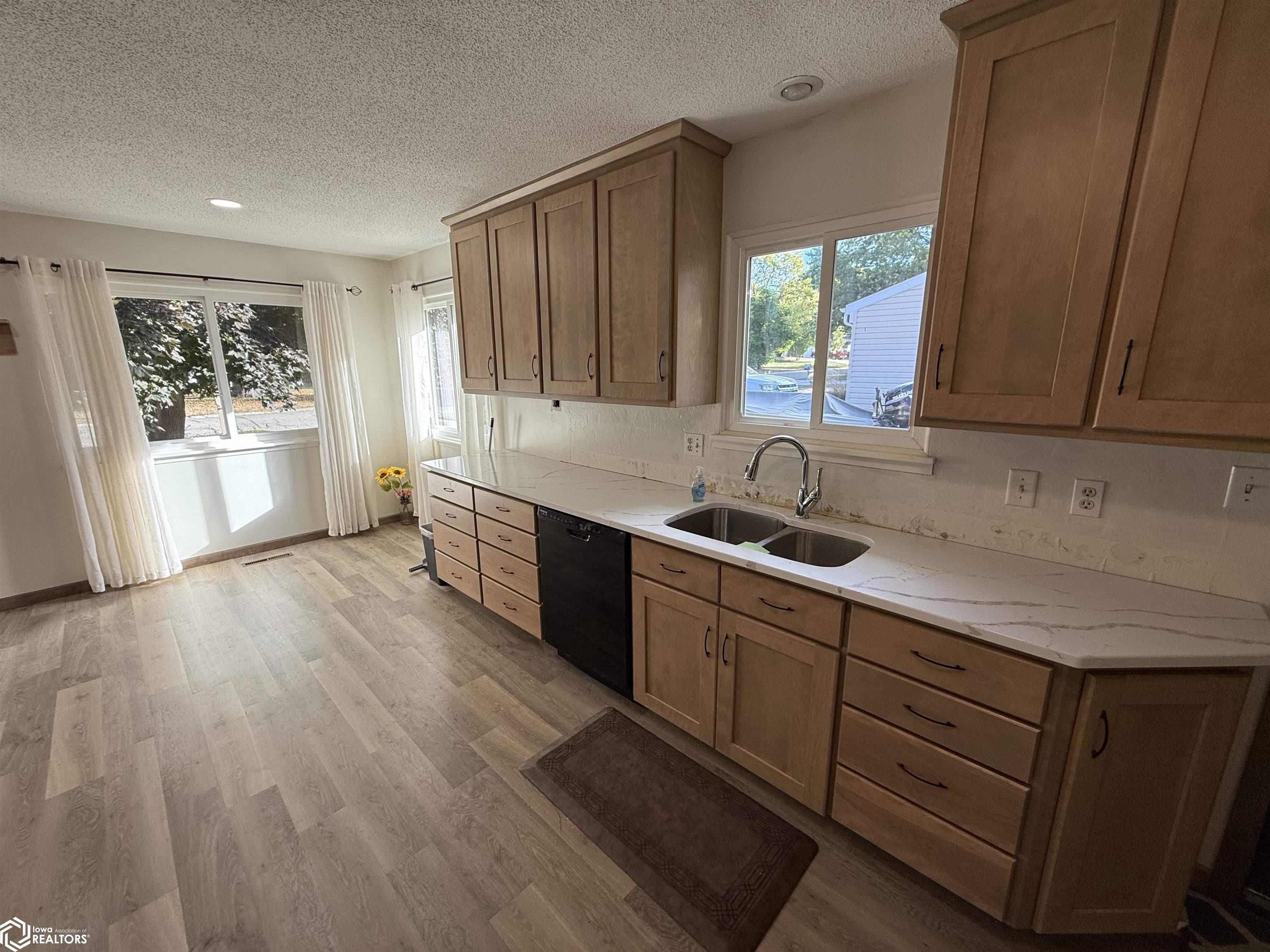 209 Orchard Lane, Clear Lake House for Sale Schoneman, REALTORS®