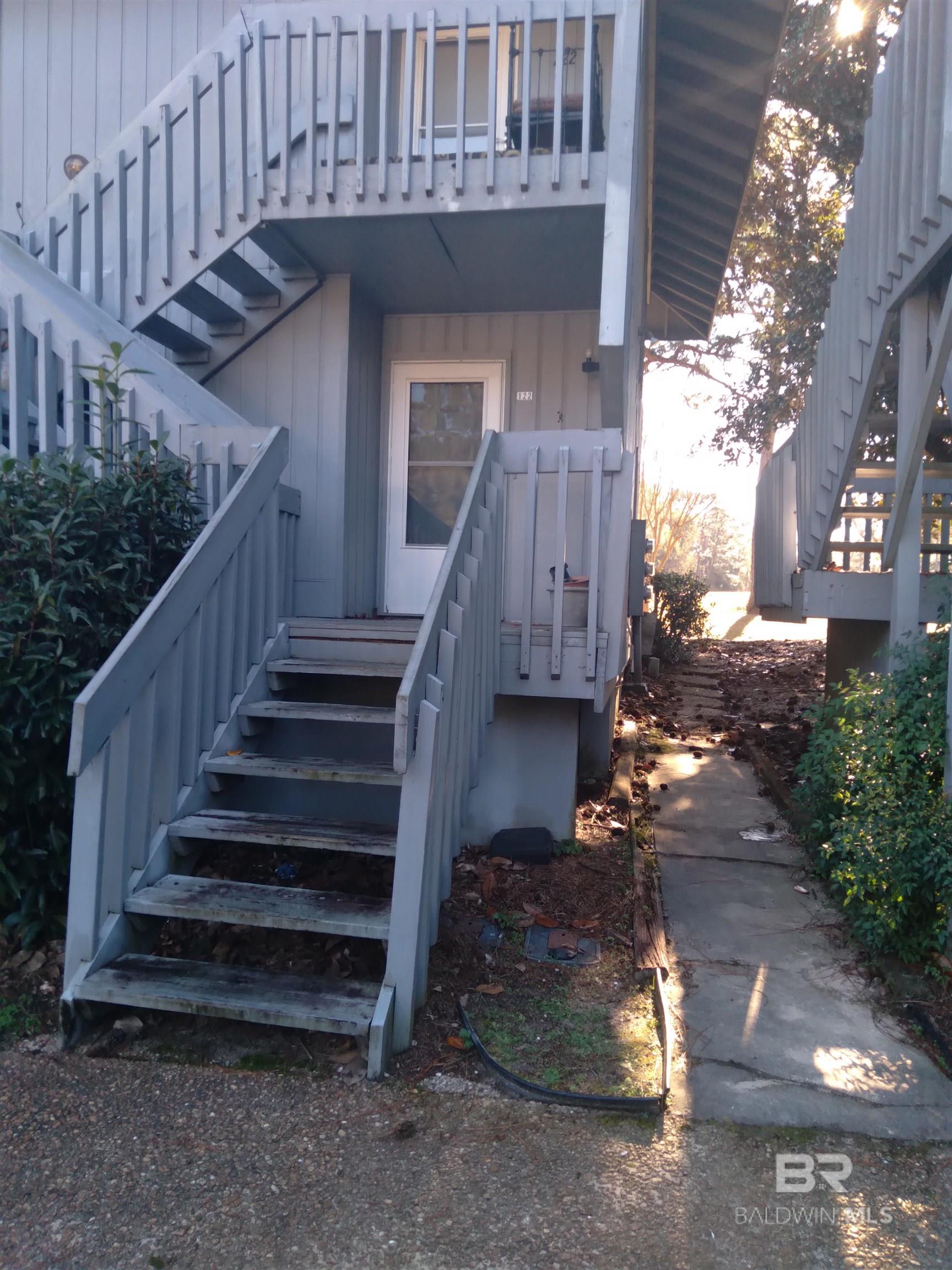 Cute 1 Bedroom 1 Bath  with view of golf course from back porch. Close to I-10, shopping and dining.  Quite corner unit. gREAT Investor opportunity. Investor owned never lived there.   Sold WHERE IS AS IS.