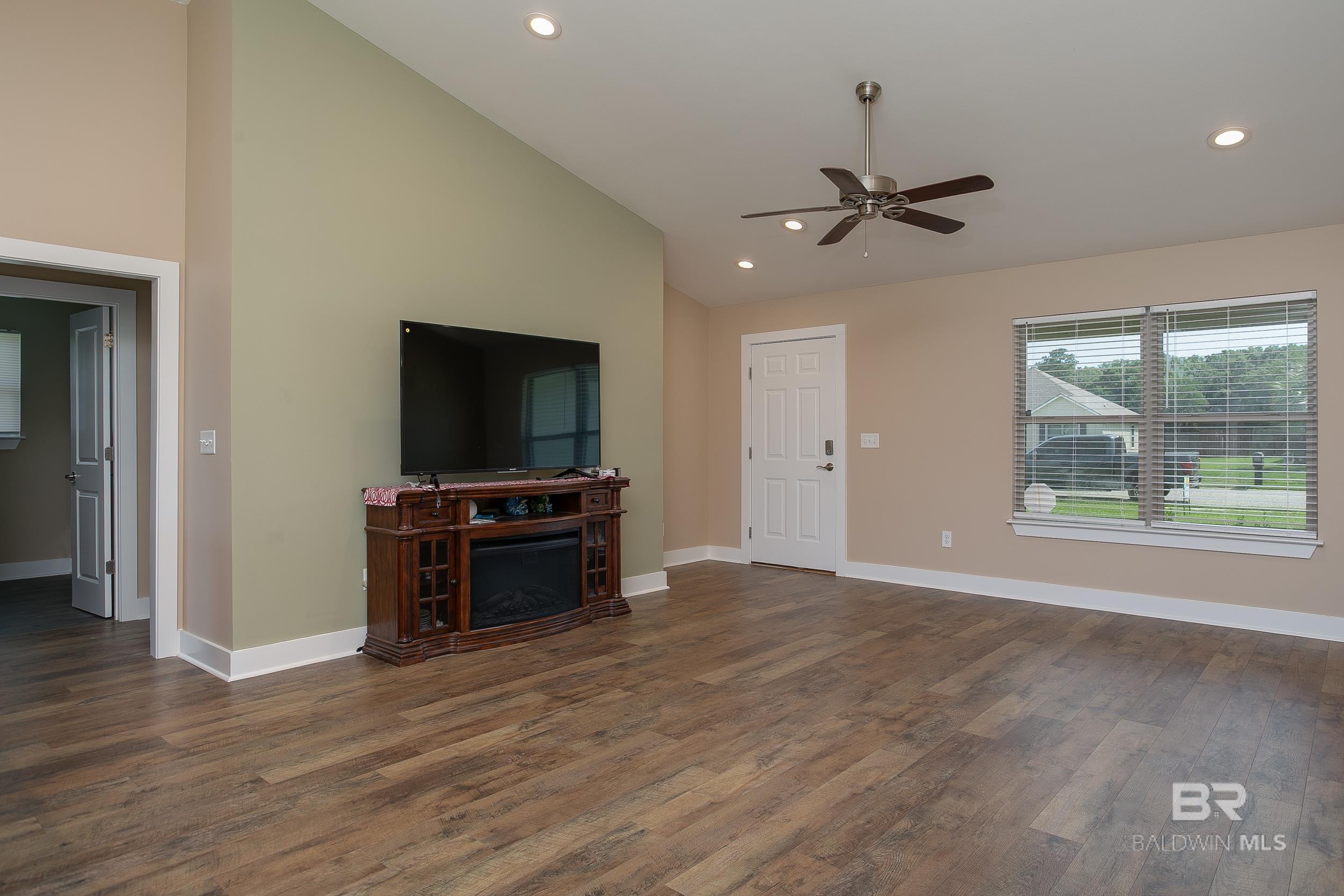 211 Lakefront Circle