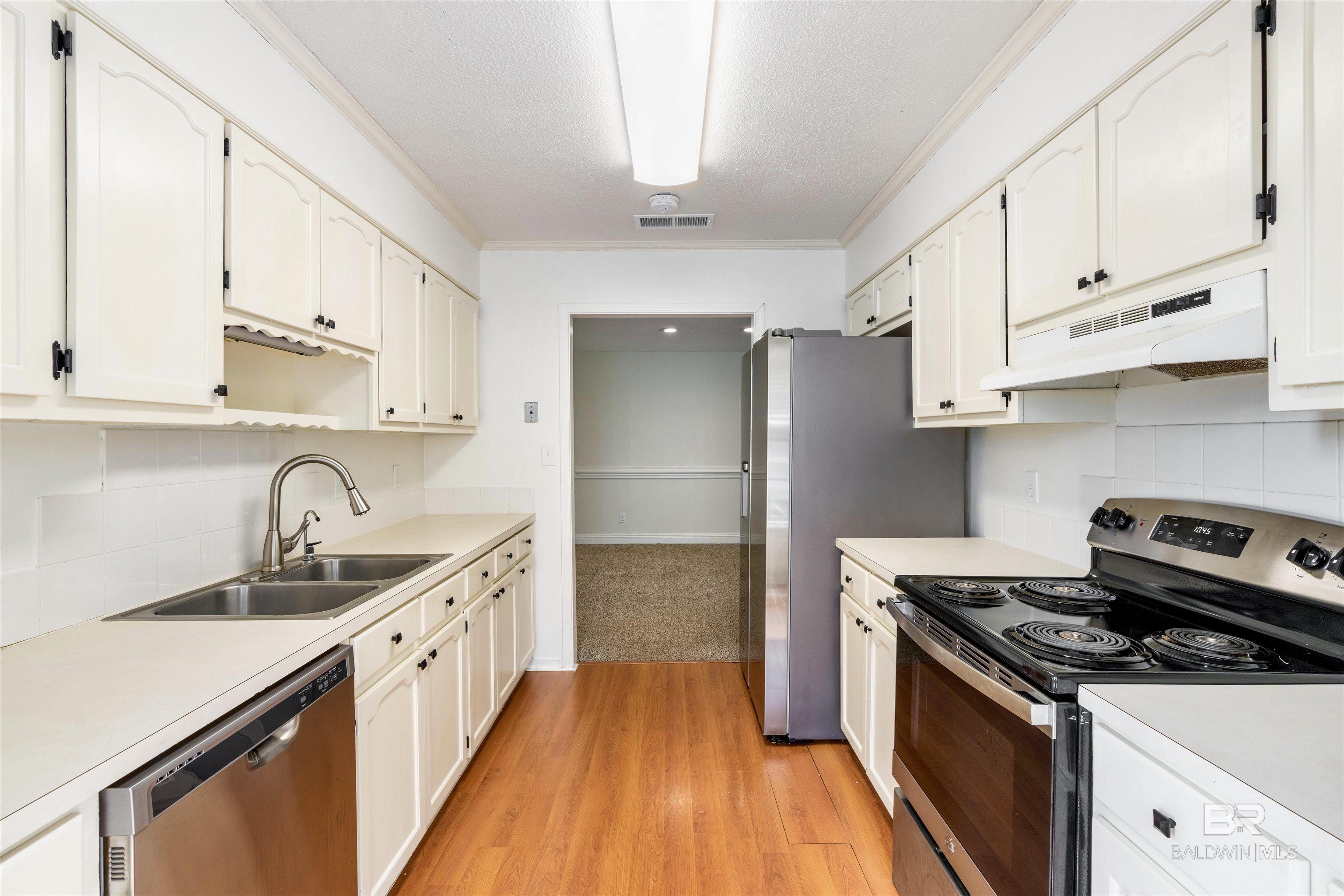 16 Lancers Lane B