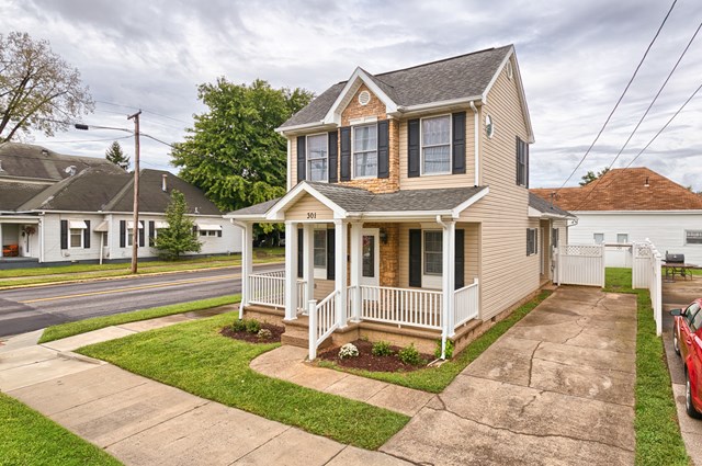 301 7th Street E, Owensboro, Kentucky 42303, 3 Bedrooms Bedrooms, ,2 BathroomsBathrooms,Single Family Residence,For Sale,7th Street E,69934
