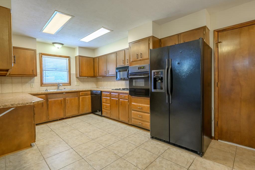 2911 Frederica Street, Owensboro, Kentucky 42303, 3 Bedrooms Bedrooms, ,2 BathroomsBathrooms,Single Family Residence,For Sale,Frederica Street,77735