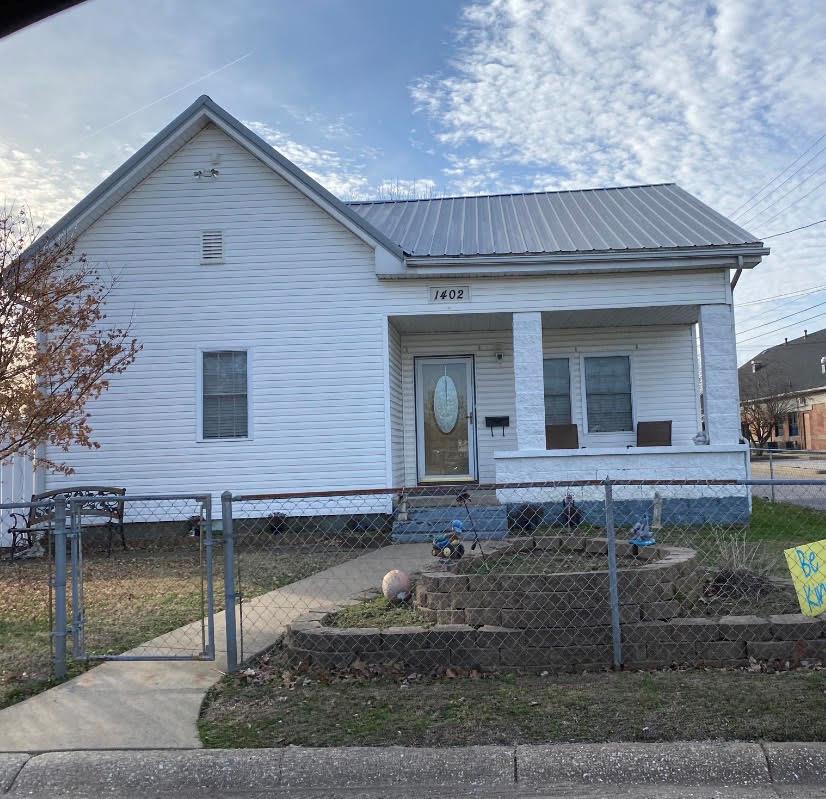 1402 Pearl St, Owensboro, Kentucky 42303, 3 Bedrooms Bedrooms, ,1 BathroomBathrooms,Single Family Residence,For Sale,Pearl St,78158