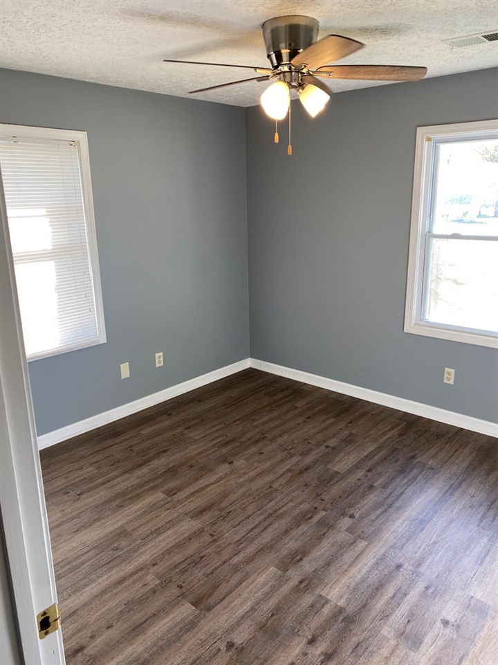4909 Grandview Dr, Owensboro, Kentucky 42303, 3 Bedrooms Bedrooms, ,1 BathroomBathrooms,Single Family Residence,For Sale,Grandview Dr,78786