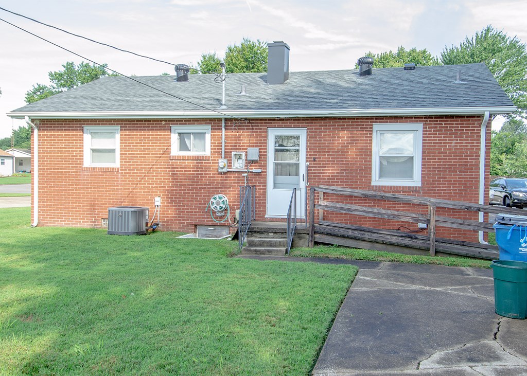 3410 E 10th Street, Owensboro, Kentucky 42303, 3 Bedrooms Bedrooms, ,1 BathroomBathrooms,Single Family Residence,For Sale,E 10th Street,79772