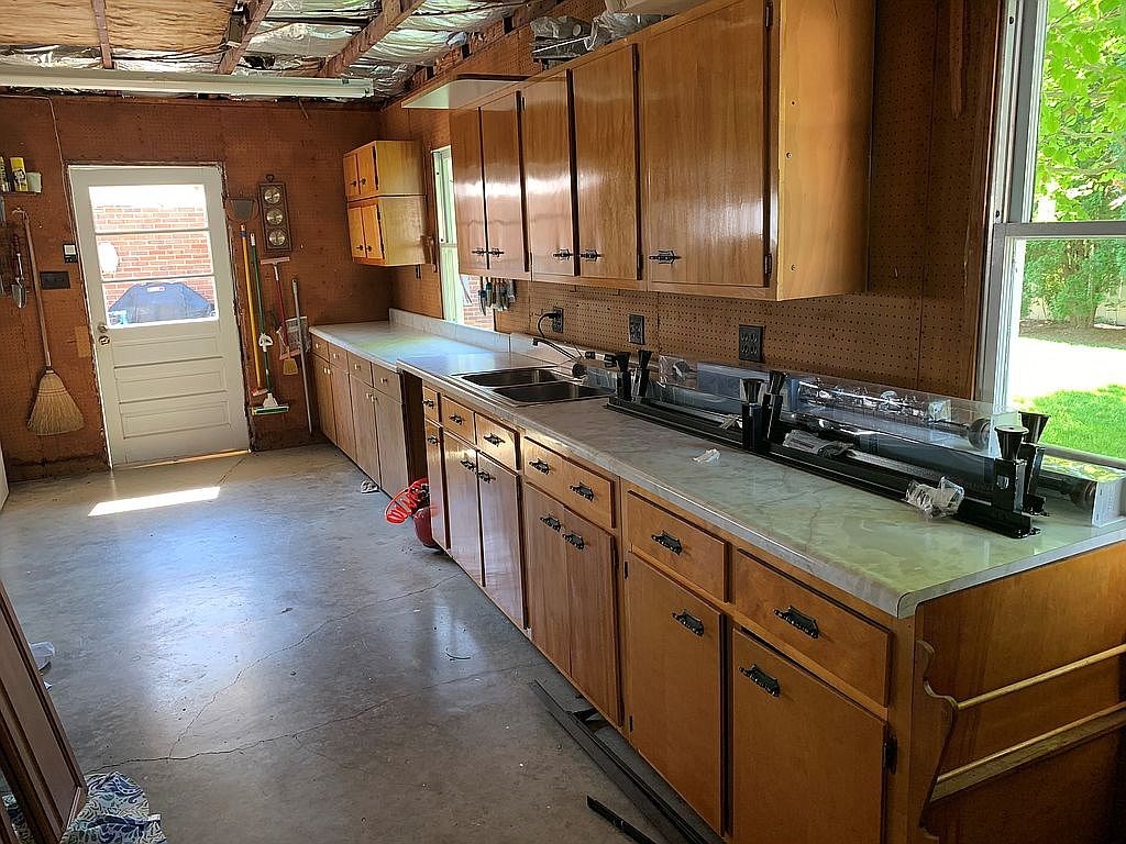 2630 S Griffith Ave, Owensboro, Kentucky 42301, 5 Bedrooms Bedrooms, ,2 BathroomsBathrooms,Single Family Residence,For Sale,S Griffith Ave,82146