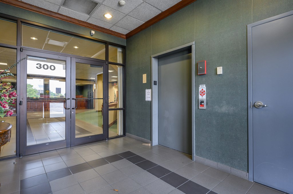 300 Southtown BLVD, Owensboro, Kentucky 42301, ,Business,For Sale,Southtown BLVD,82674