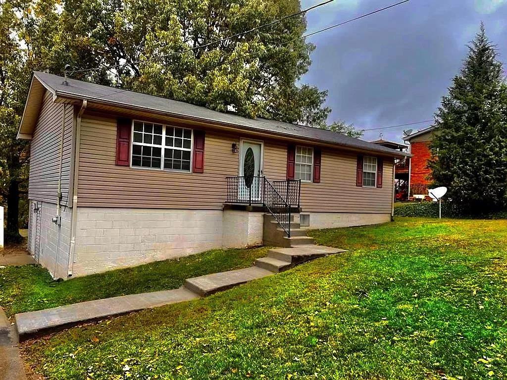 95 South Russell Dr, Madisonville, Kentucky 42431, 4 Bedrooms Bedrooms, ,3 BathroomsBathrooms,Single Family Residence,For Sale,South Russell Dr,83417