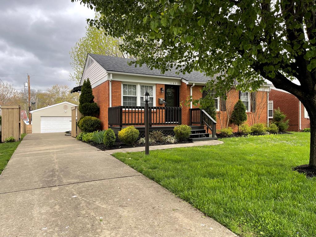 1137 Castlewood Place, Owensboro, Kentucky 42303, 5 Bedrooms Bedrooms, ,2 BathroomsBathrooms,Single Family Residence,For Sale,Castlewood Place,84016