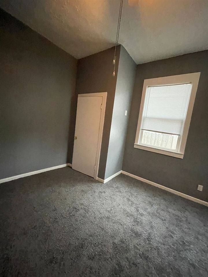 1713 E 17th street, Owensboro, Kentucky 42303, 2 Bedrooms Bedrooms, ,1 BathroomBathrooms,Single Family Residence,For Sale,17th street,84019