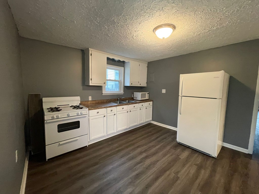 1713 E 17th street, Owensboro, Kentucky 42303, 2 Bedrooms Bedrooms, ,1 BathroomBathrooms,Single Family Residence,For Sale,17th street,84019