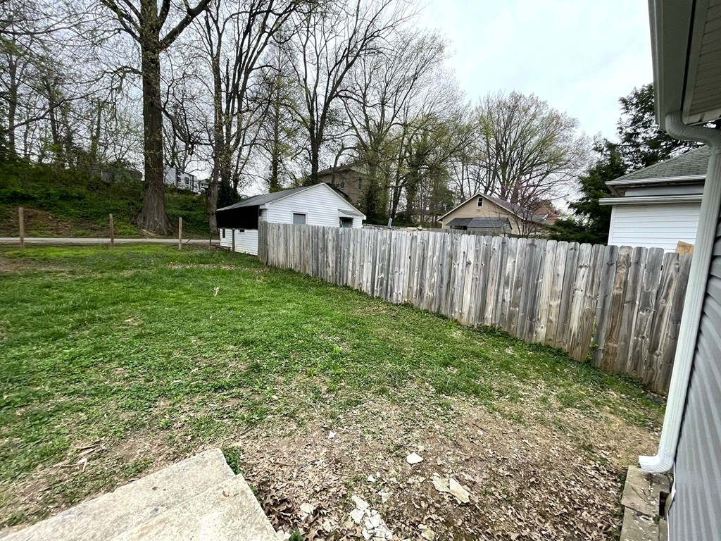1713 E 17th street, Owensboro, Kentucky 42303, 2 Bedrooms Bedrooms, ,1 BathroomBathrooms,Single Family Residence,For Sale,17th street,84019