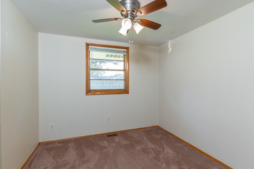 1946 Scherm Road, Owensboro, Kentucky 42301, 3 Bedrooms Bedrooms, ,1 BathroomBathrooms,Single Family Residence,For Sale,Scherm Road,85049