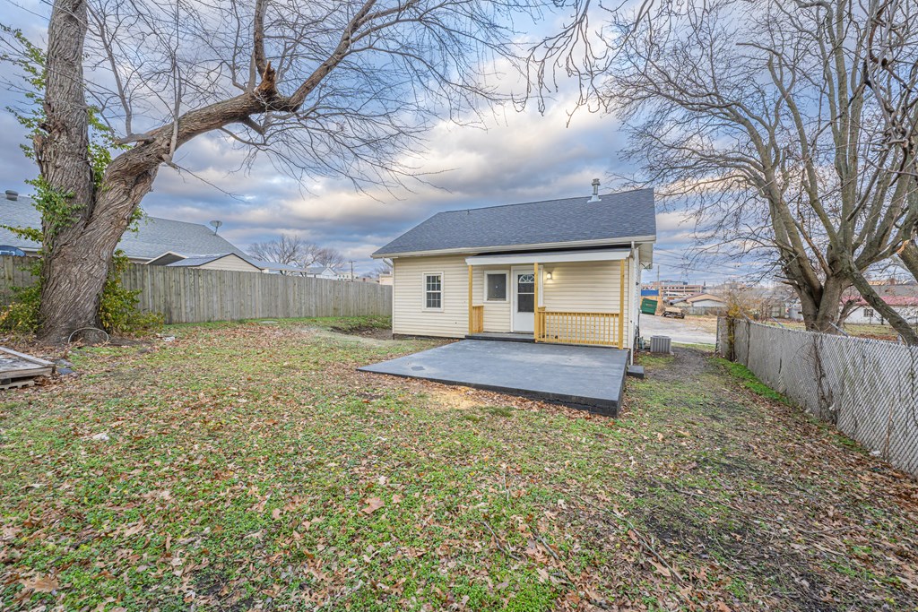 218 Poplar St, Owensboro, Kentucky 42301, 4 Bedrooms Bedrooms, ,2 BathroomsBathrooms,Single Family Residence,For Sale,Poplar St,86019