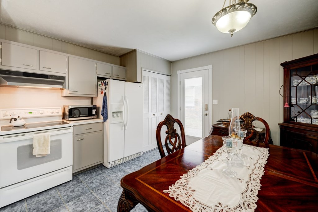 1327 Gardendale, Owensboro, Kentucky 42301, 3 Bedrooms Bedrooms, ,1 BathroomBathrooms,Single Family Residence,For Sale,Gardendale,86035