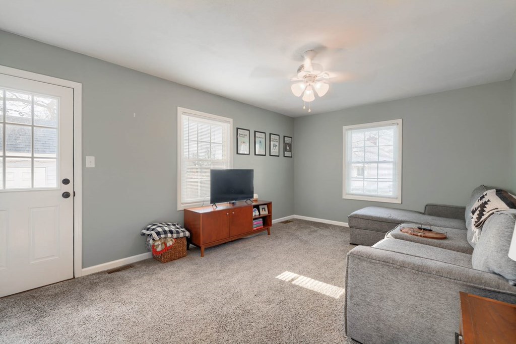 726 Hill Avenue, Owensboro, Kentucky 42301, 3 Bedrooms Bedrooms, ,1 BathroomBathrooms,Single Family Residence,For Sale,Hill Avenue,86096