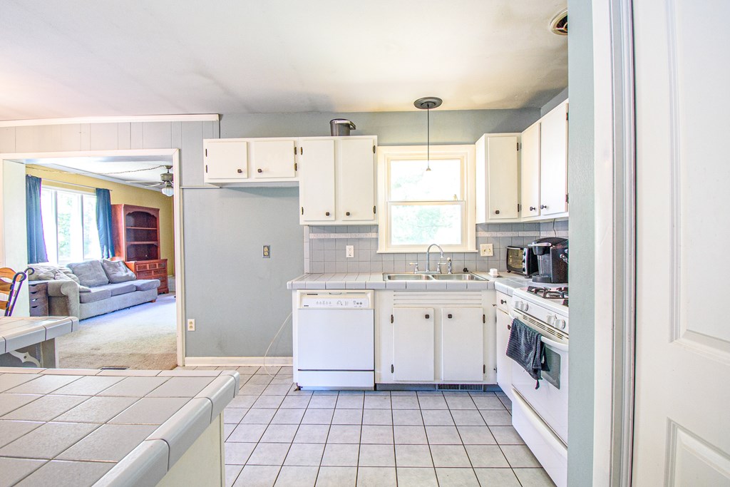 2701 Redford Drive, Owensboro, Kentucky 42303, 3 Bedrooms Bedrooms, ,1 BathroomBathrooms,Single Family Residence,For Sale,Redford Drive,86861