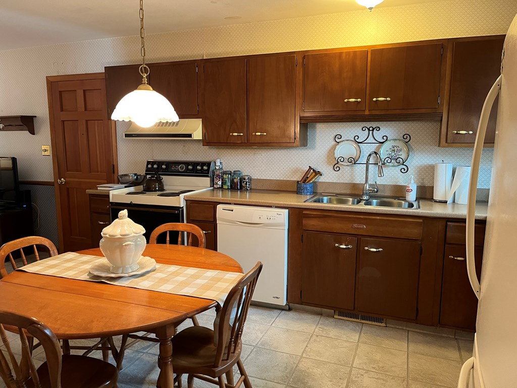 2304 Reigh Count Dr., Owensboro, Kentucky 42301, 4 Bedrooms Bedrooms, ,2 BathroomsBathrooms,Single Family Residence,For Sale,Reigh Count Dr.,86898