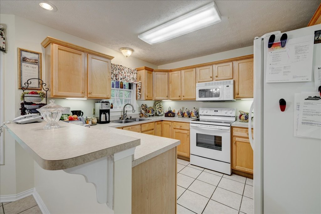 3315 Wood Brook Trail, Owensboro, Kentucky 42303, 4 Bedrooms Bedrooms, ,2 BathroomsBathrooms,Single Family Residence,For Sale,Wood Brook Trail,86977