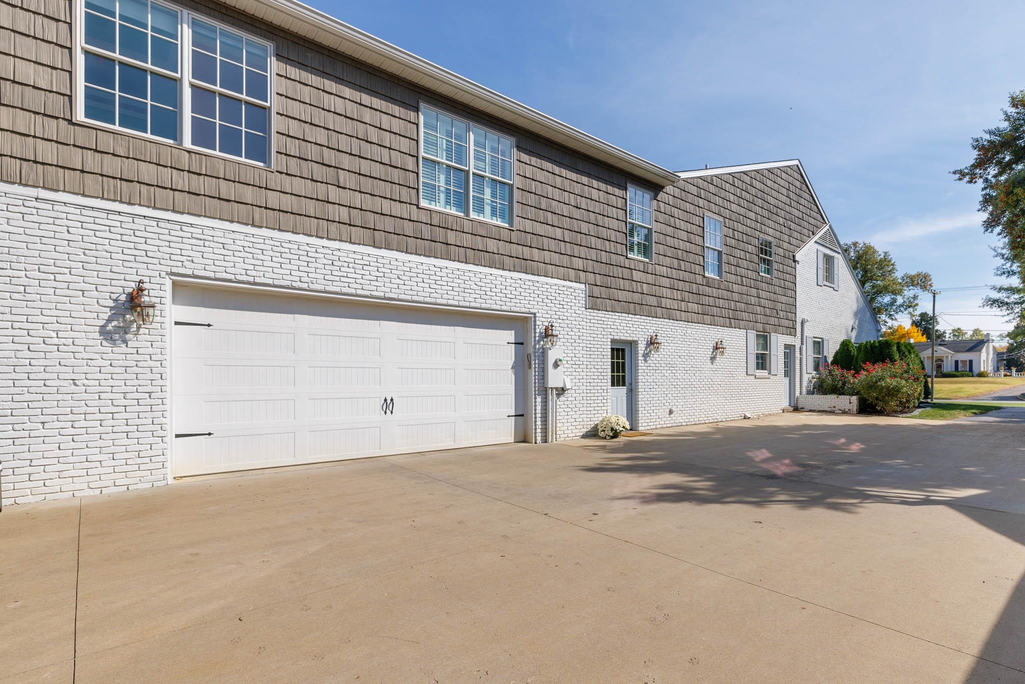 1633 Griffith Ave, Owensboro, Kentucky 42301, 6 Bedrooms Bedrooms, ,4 BathroomsBathrooms,Single Family Residence,For Sale,Griffith Ave,87043