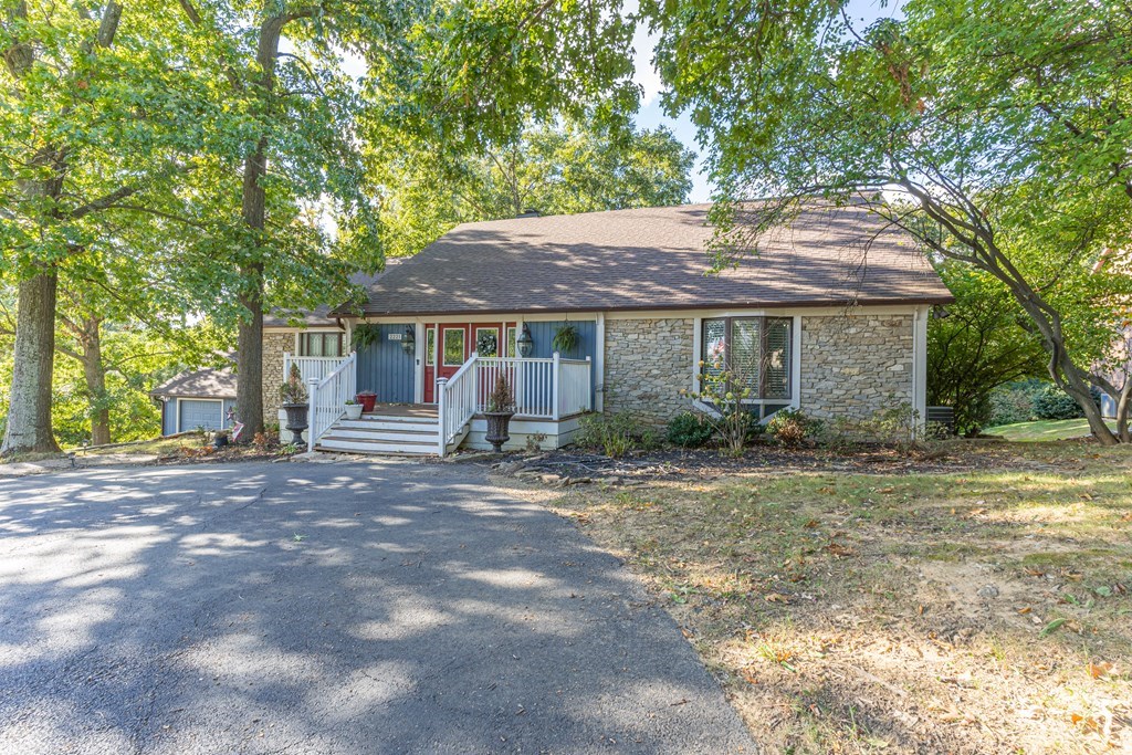 2221 Fairview Drive, Owensboro, Kentucky 42303, 4 Bedrooms Bedrooms, ,3 BathroomsBathrooms,Single Family Residence,For Sale,Fairview Drive,87173