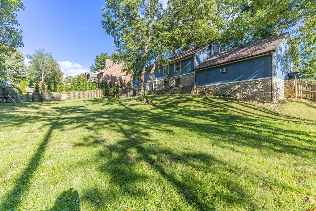 2221 Fairview Drive, Owensboro, Kentucky 42303, 4 Bedrooms Bedrooms, ,3 BathroomsBathrooms,Single Family Residence,For Sale,Fairview Drive,87173