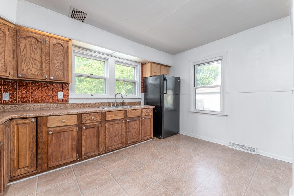 1016 East 20th Street, Owensboro, Kentucky 42303, 3 Bedrooms Bedrooms, ,1 BathroomBathrooms,Single Family Residence,For Sale,East 20th Street,87197