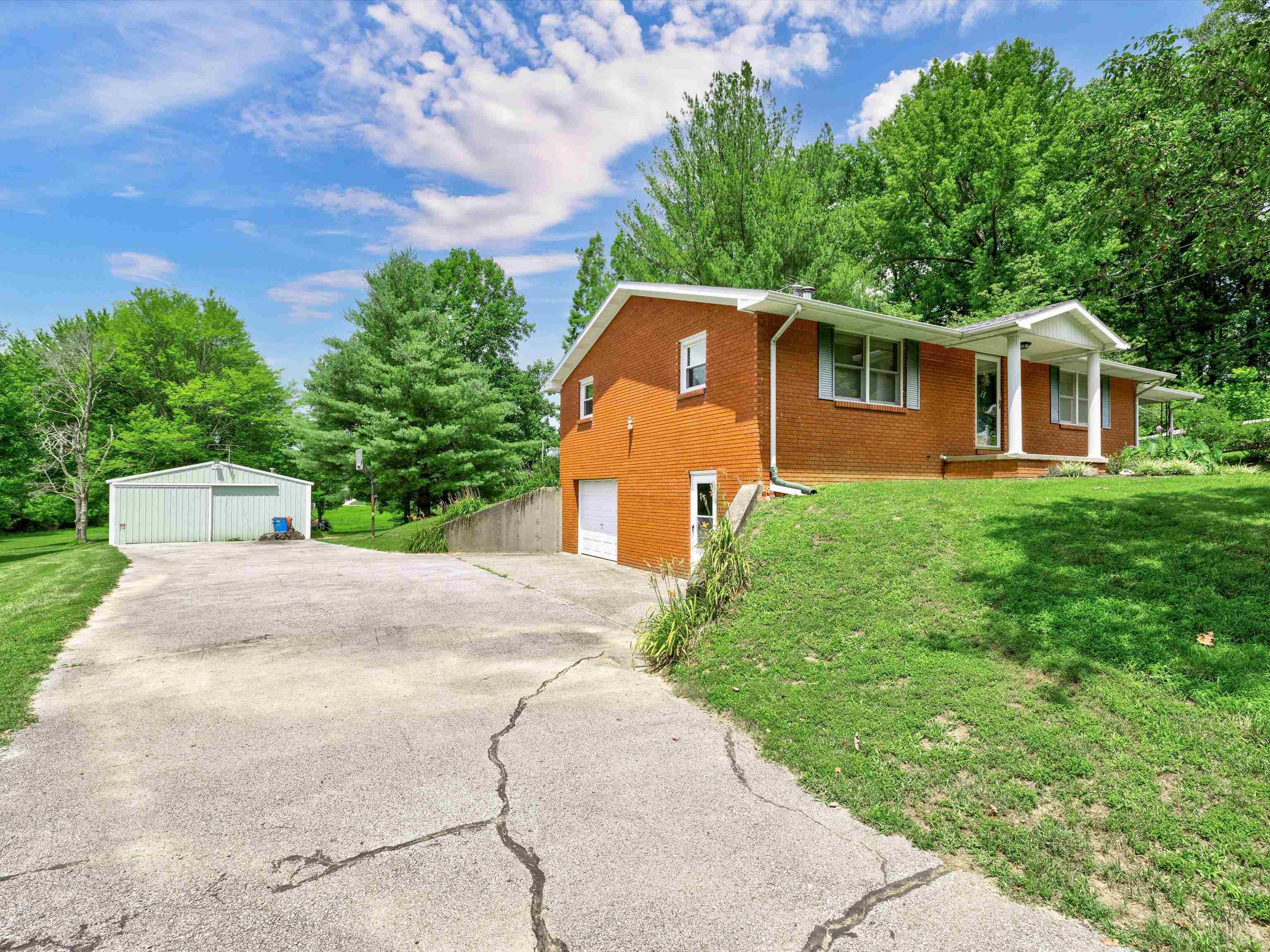 5601 Jones Road, Owensboro, Kentucky 42303, 2 Bedrooms Bedrooms, ,2 BathroomsBathrooms,Single Family Residence,For Sale,Jones Road,87479
