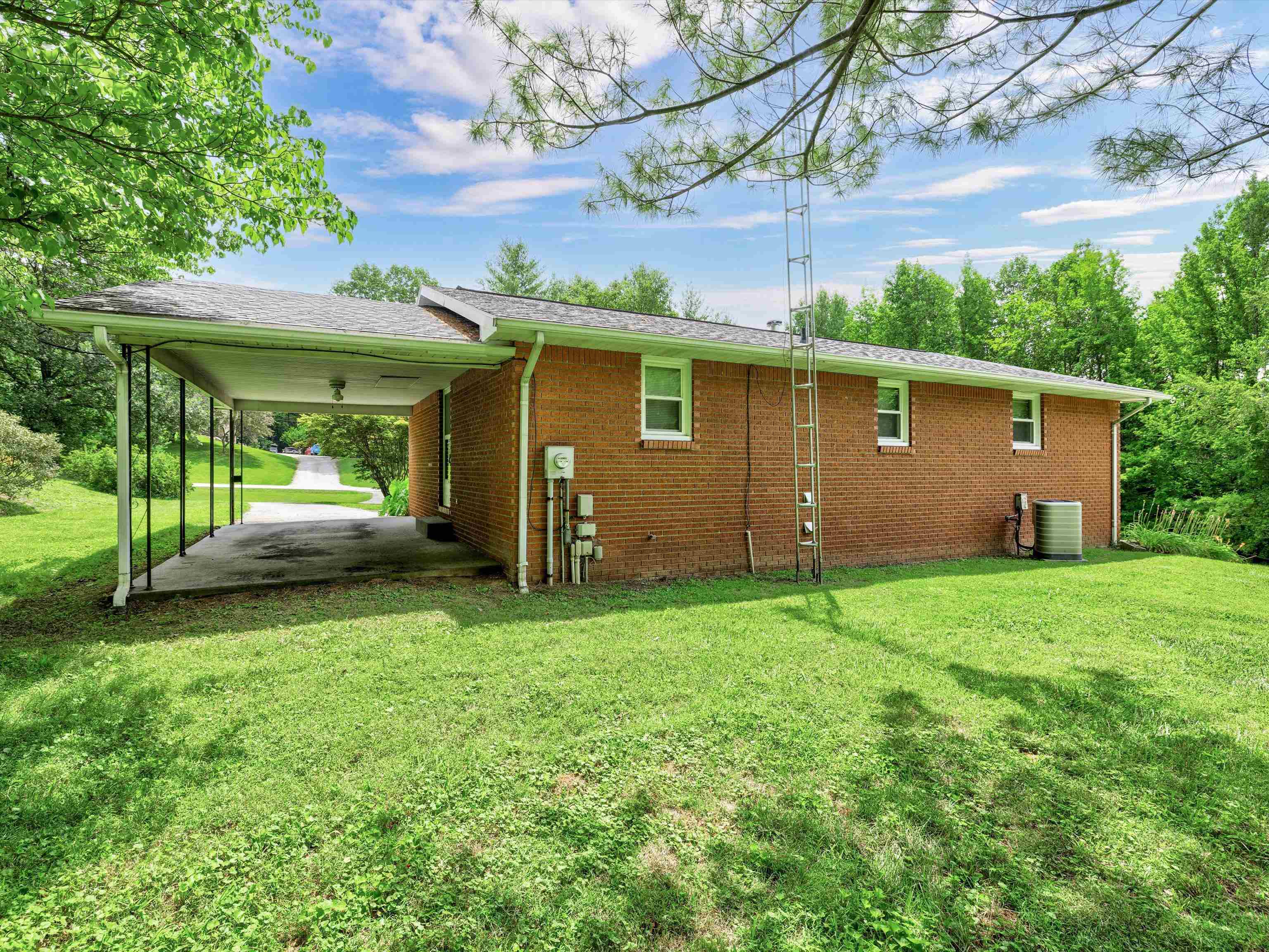 5601 Jones Road, Owensboro, Kentucky 42303, 2 Bedrooms Bedrooms, ,2 BathroomsBathrooms,Single Family Residence,For Sale,Jones Road,87479