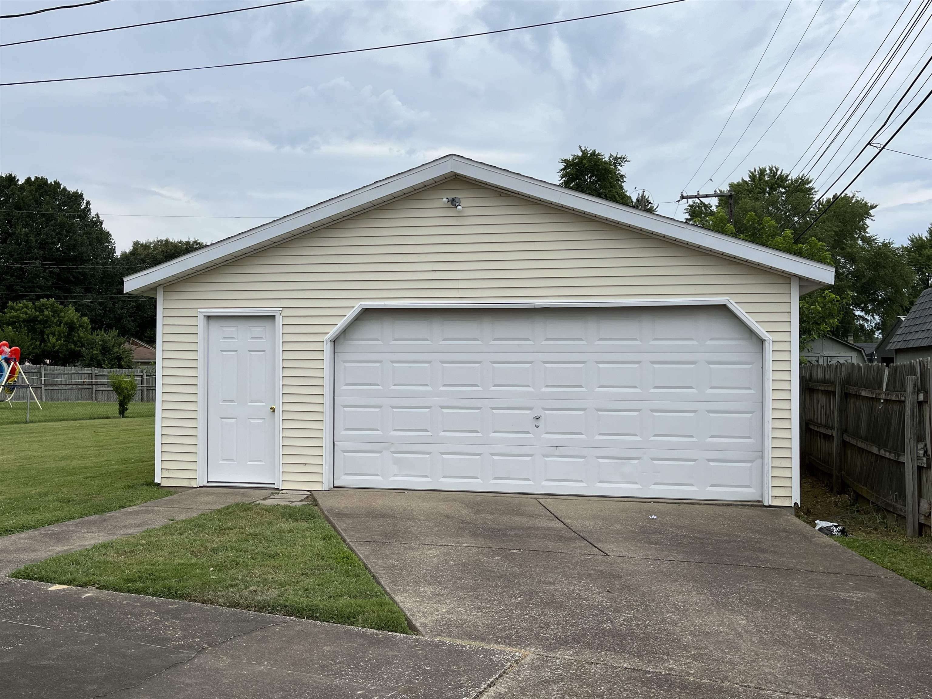 2103 Dickey Dr., Owensboro, Kentucky 42301, 2 Bedrooms Bedrooms, ,1 BathroomBathrooms,Single Family Residence,For Sale,Dickey Dr.,87619