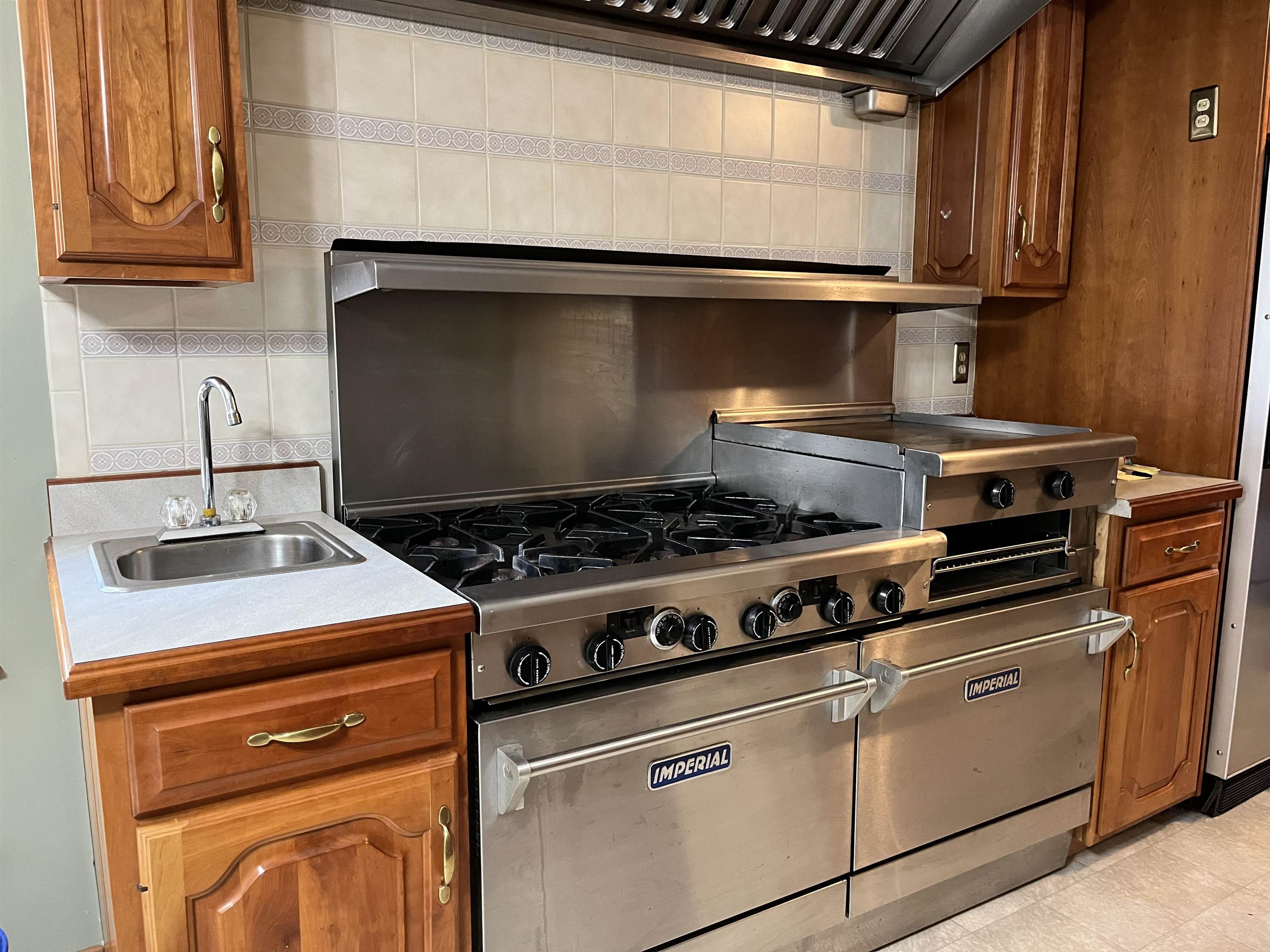 A Chef's Gas Range features double ovens, built-in griddle, warmer, exhaust hood, and grease traps.
