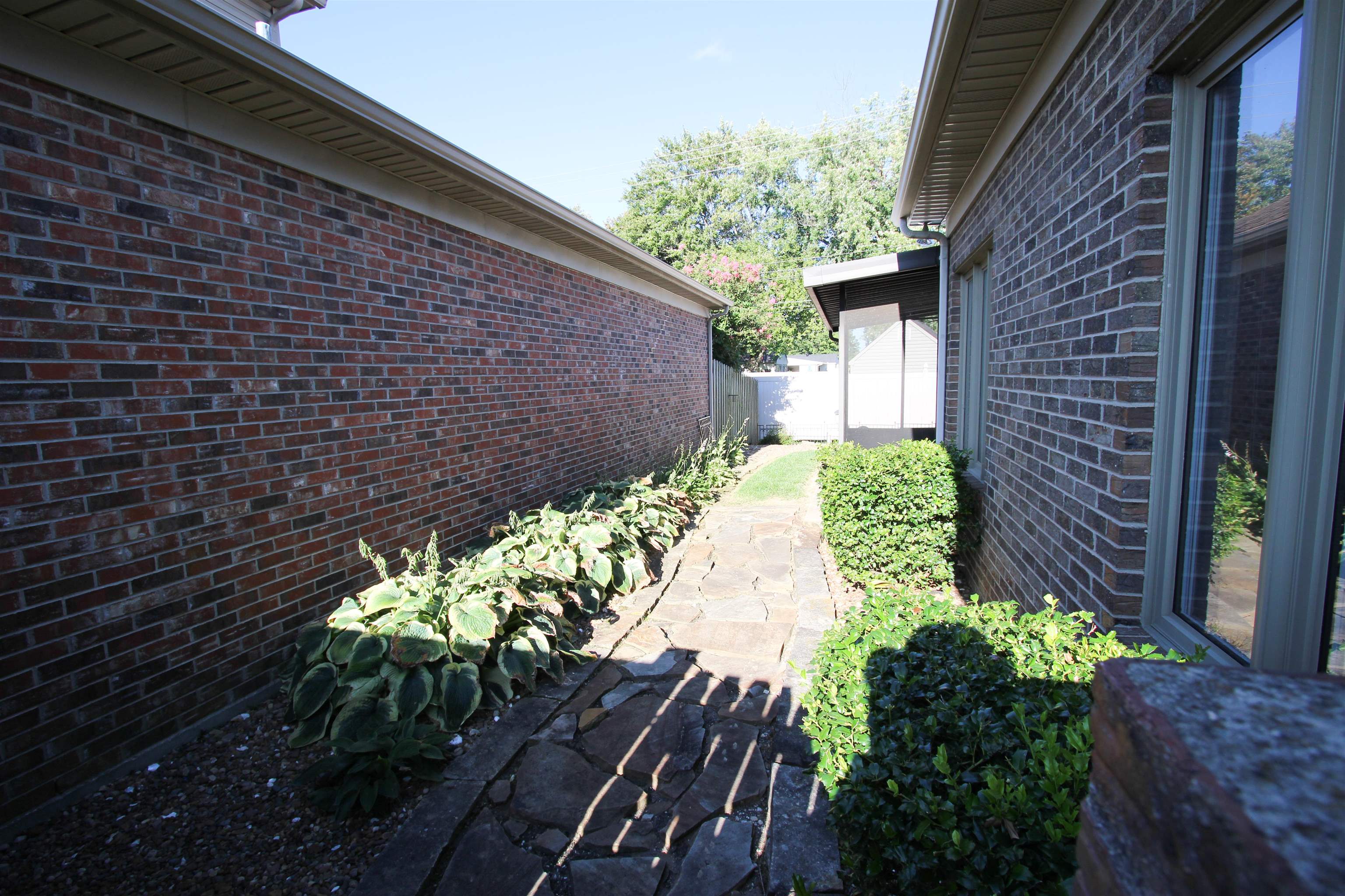2033 Wimbledon Court, Owensboro, Kentucky 42301, 3 Bedrooms Bedrooms, ,2 BathroomsBathrooms,Single Family Residence,For Sale,Wimbledon Court,87856