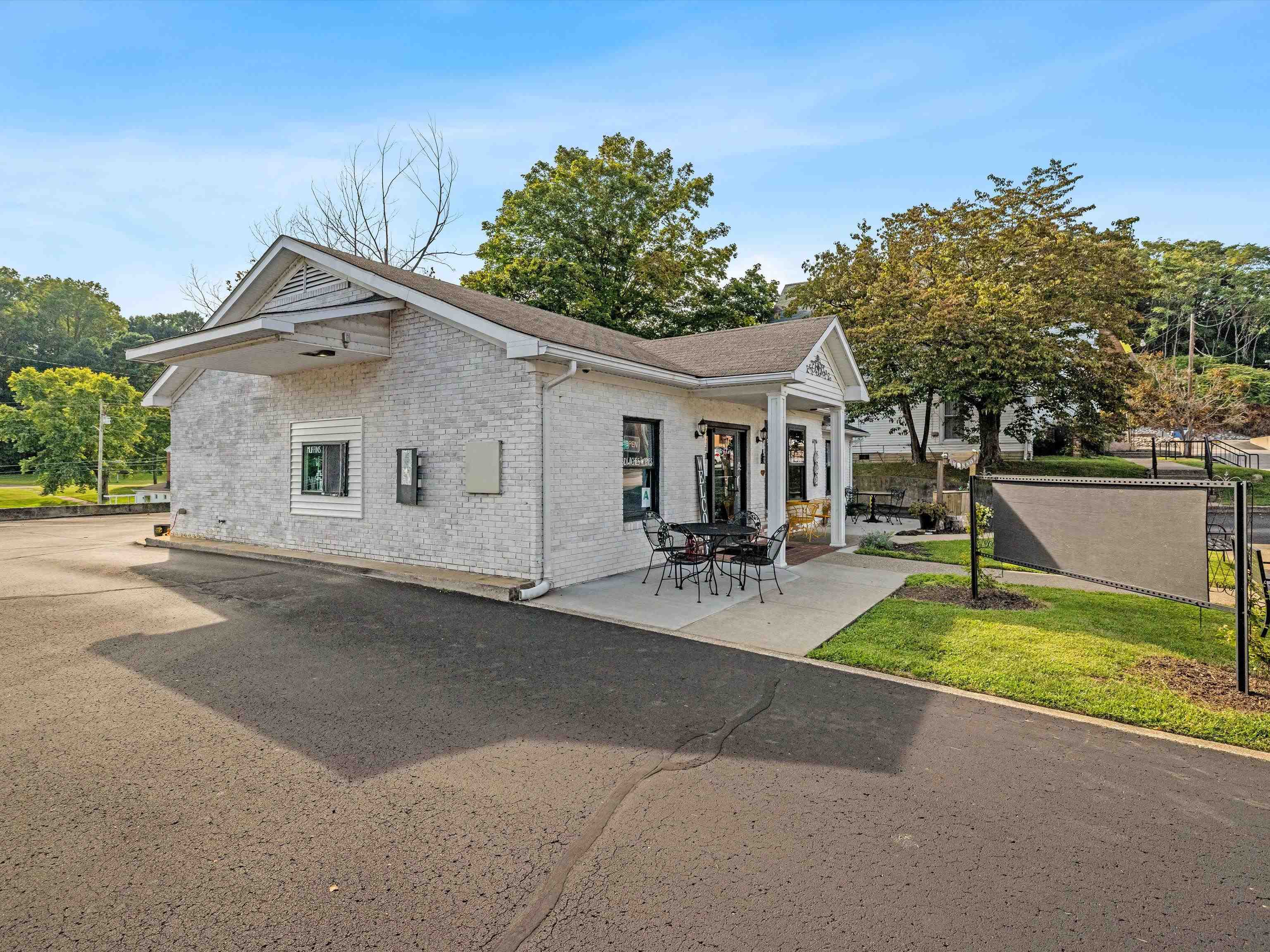 255 Court Square, Hawesville, Kentucky 42348, ,Business,For Sale,Court Square,87937
