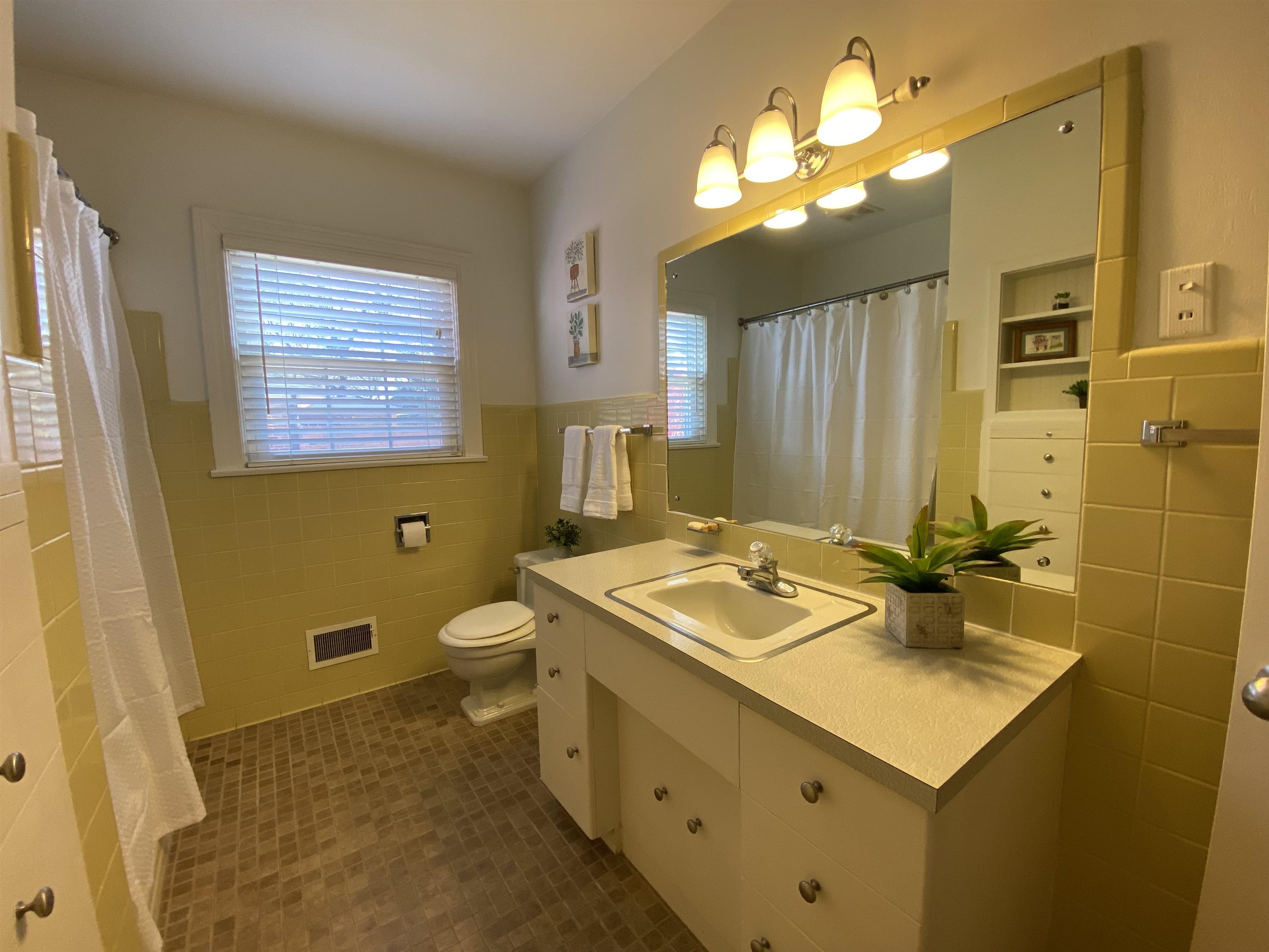 1120 COLLEGE DR, Owensboro, Kentucky 42301, 2 Bedrooms Bedrooms, ,2 BathroomsBathrooms,Single Family Residence,For Sale,COLLEGE DR,87958