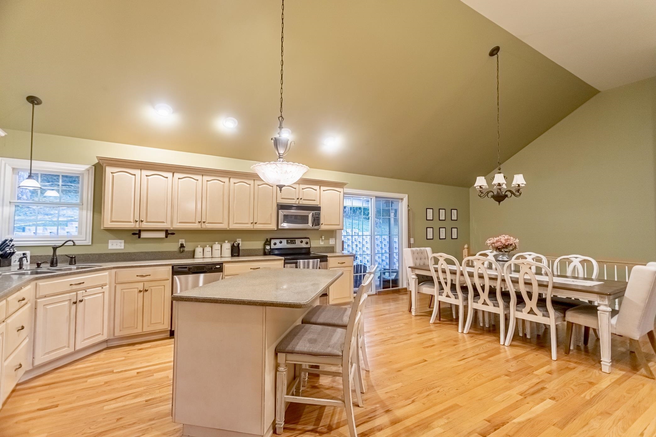 119 7th Ave, Central City, Kentucky 42330, 3 Bedrooms Bedrooms, ,2 BathroomsBathrooms,Single Family Residence,For Sale,7th Ave,87988