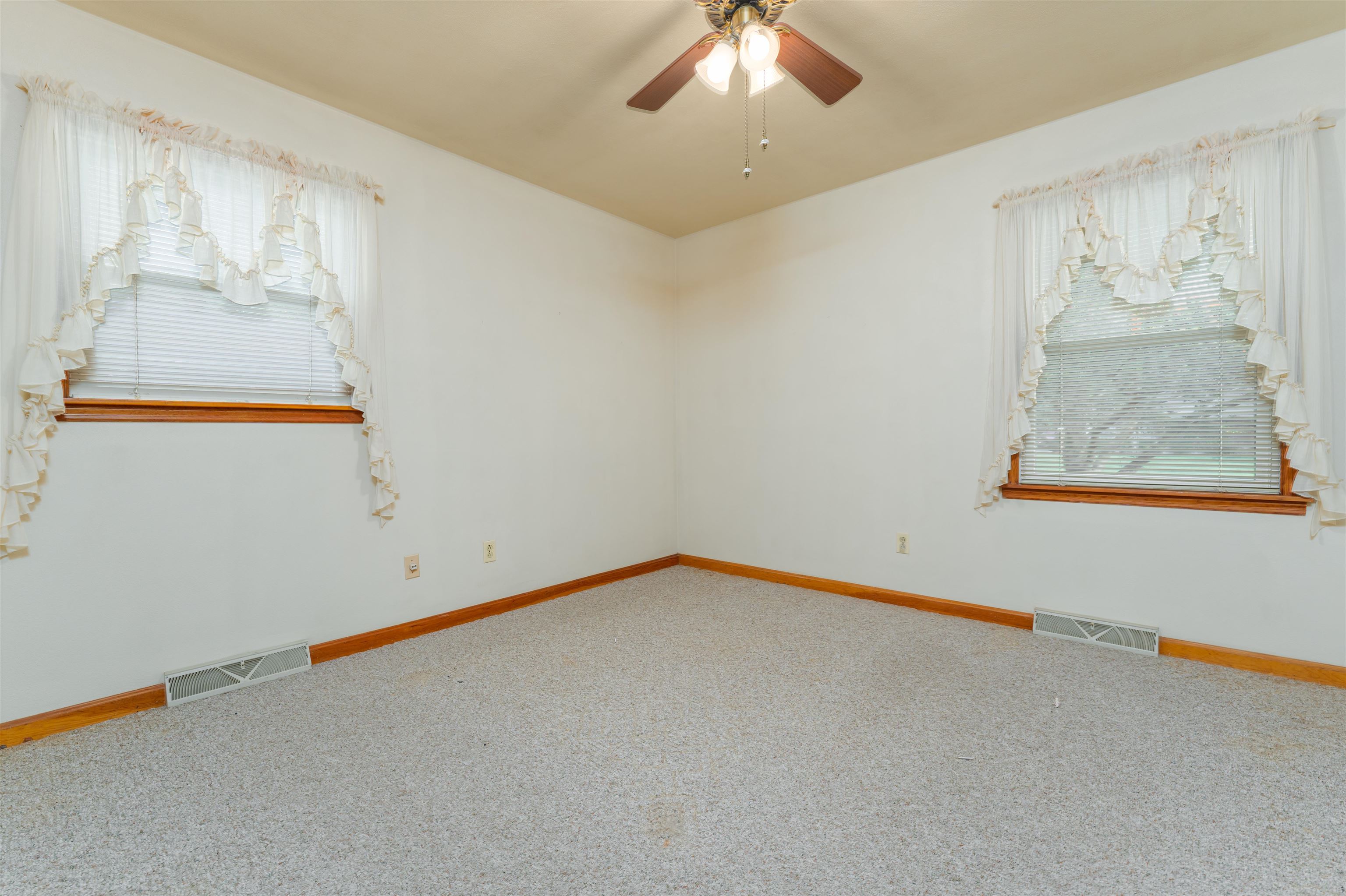 2202 Woodland Drive, Owensboro, Kentucky 42301, 3 Bedrooms Bedrooms, ,1 BathroomBathrooms,Single Family Residence,For Sale,Woodland Drive,87992