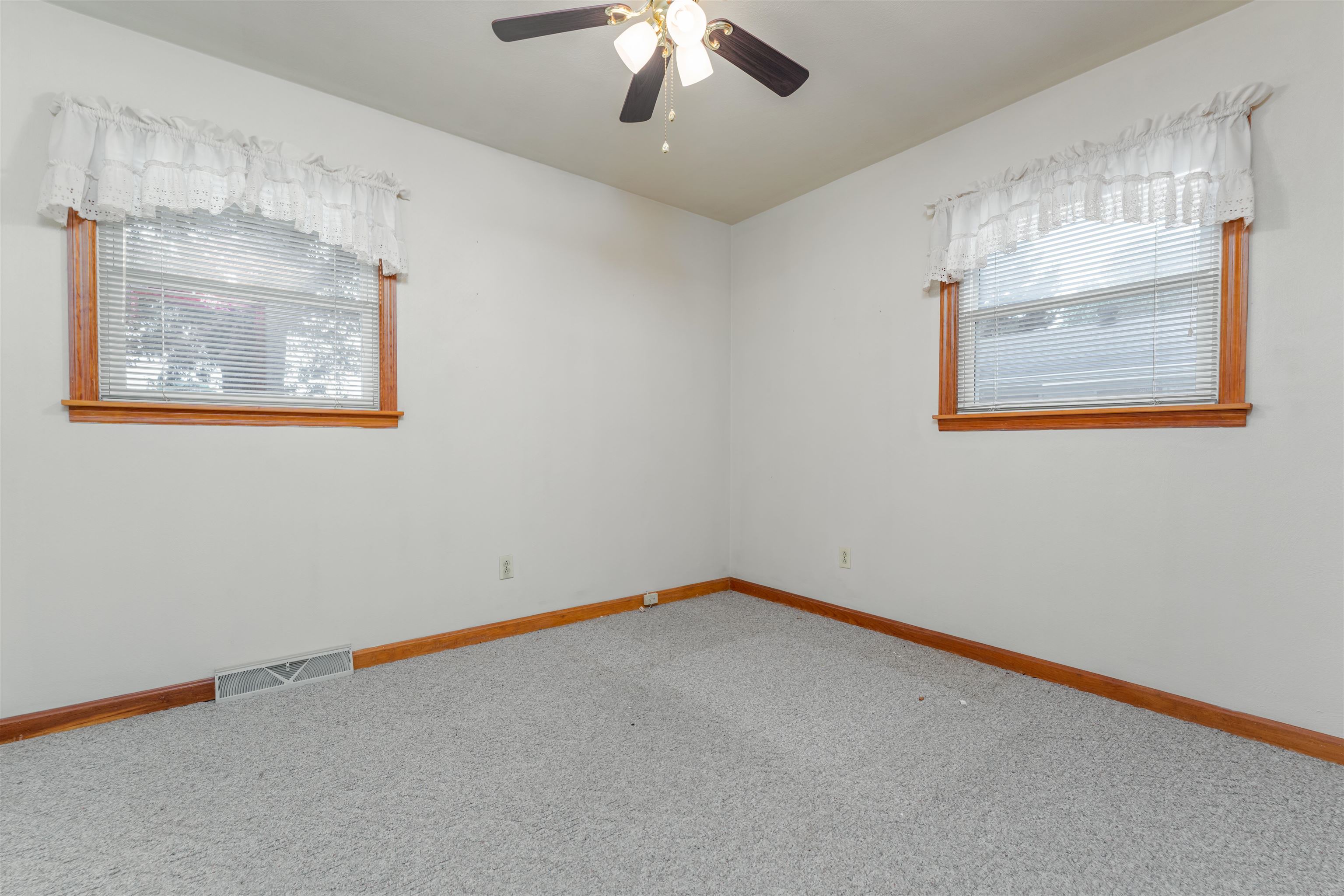 2202 Woodland Drive, Owensboro, Kentucky 42301, 3 Bedrooms Bedrooms, ,1 BathroomBathrooms,Single Family Residence,For Sale,Woodland Drive,87992