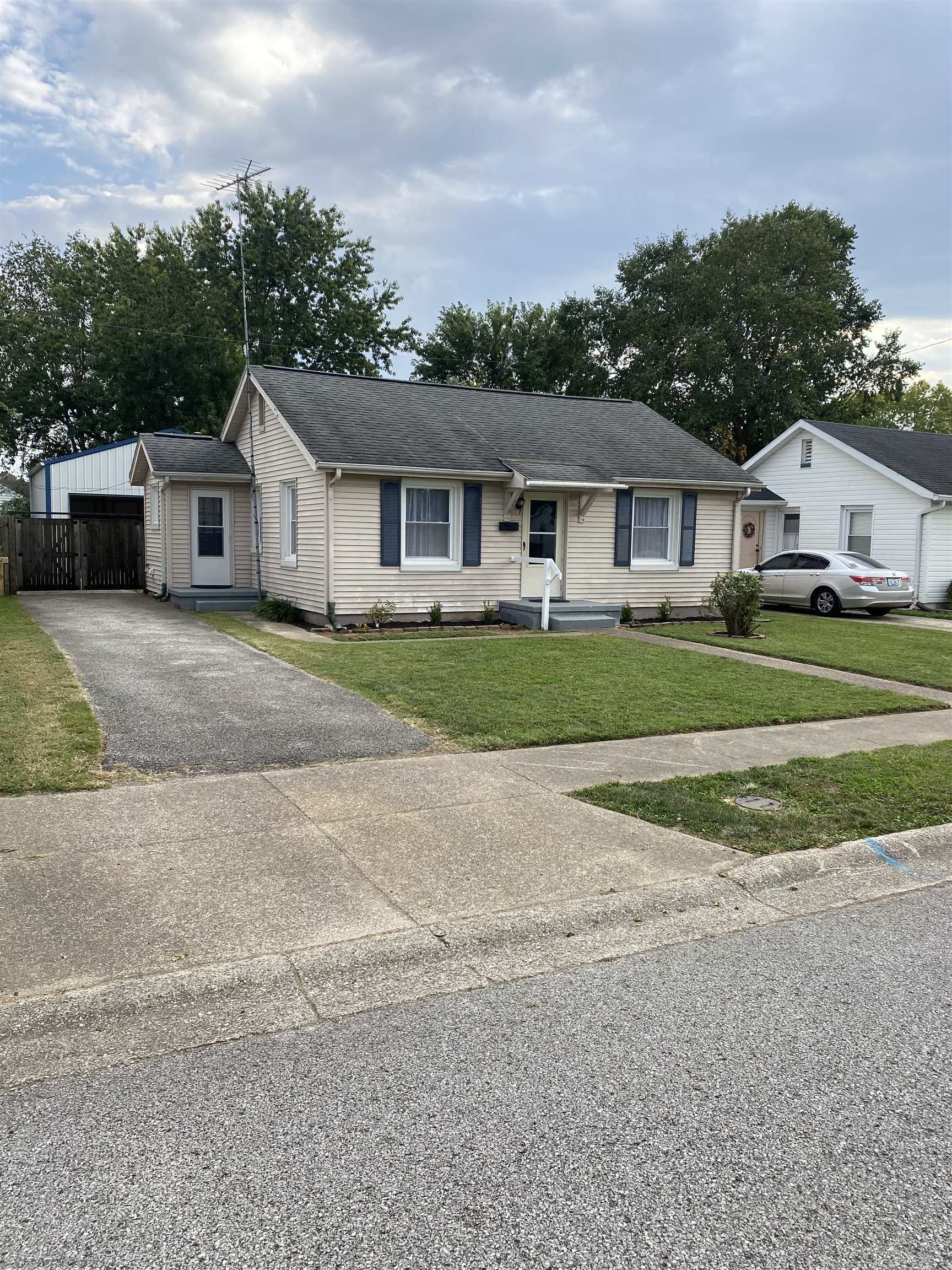 330 27th, Owensboro, Kentucky 42303, 2 Bedrooms Bedrooms, ,1 BathroomBathrooms,Single Family Residence,For Sale,27th,88020