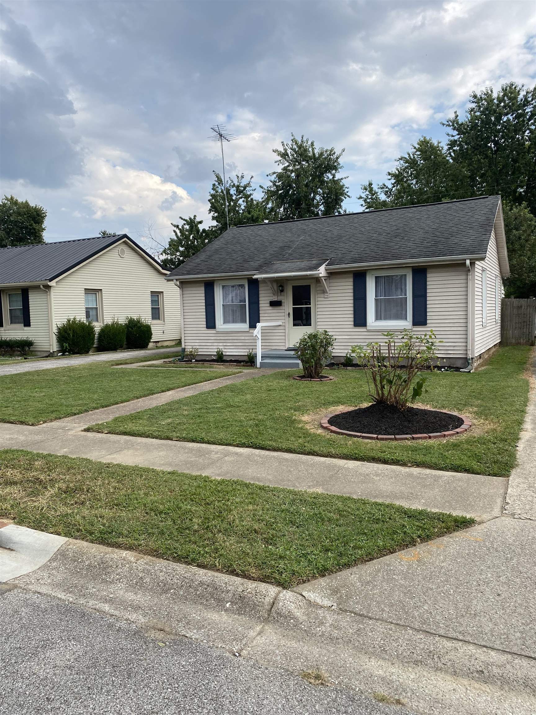 330 27th, Owensboro, Kentucky 42303, 2 Bedrooms Bedrooms, ,1 BathroomBathrooms,Single Family Residence,For Sale,27th,88020