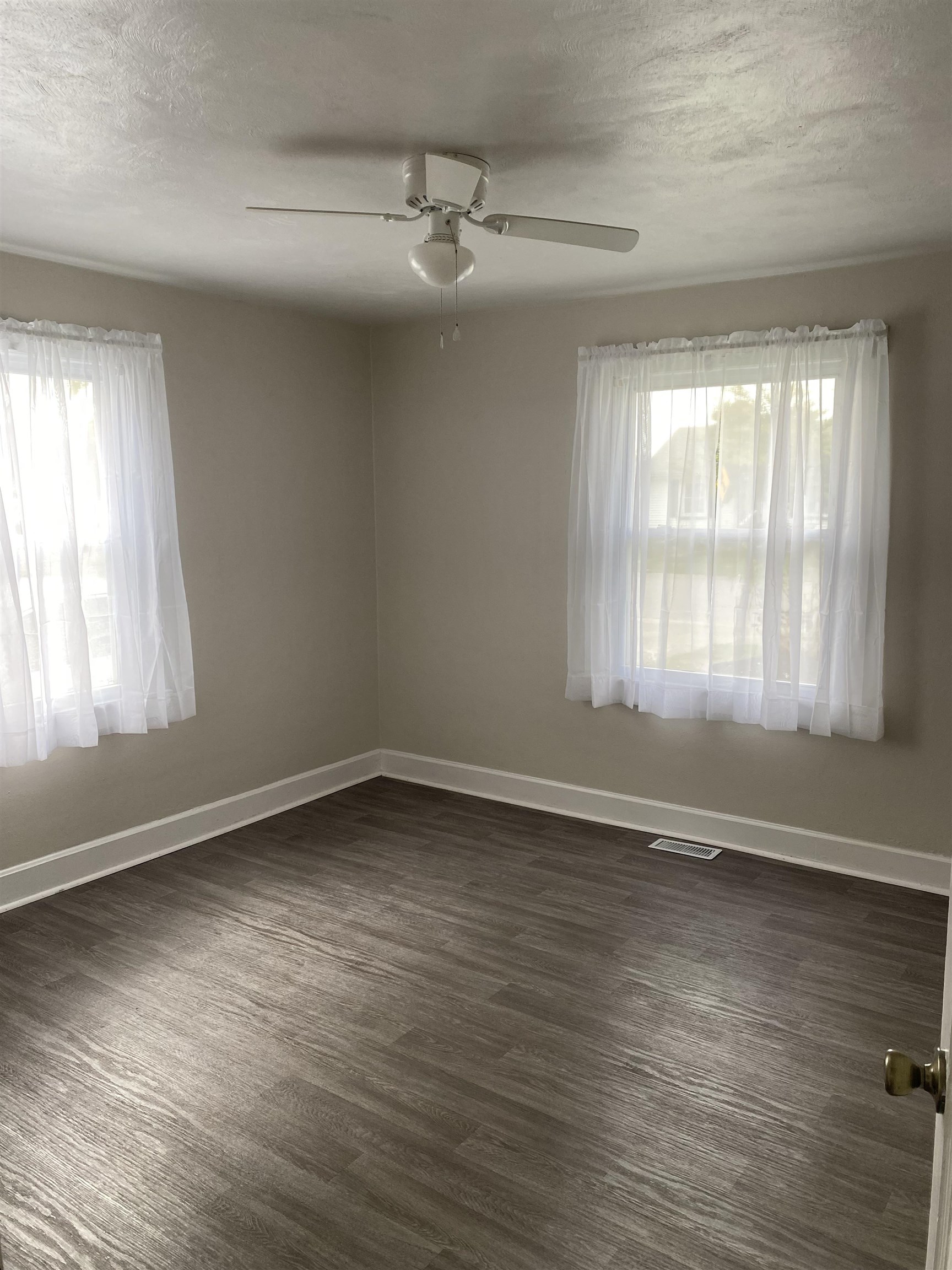 330 27th, Owensboro, Kentucky 42303, 2 Bedrooms Bedrooms, ,1 BathroomBathrooms,Single Family Residence,For Sale,27th,88020