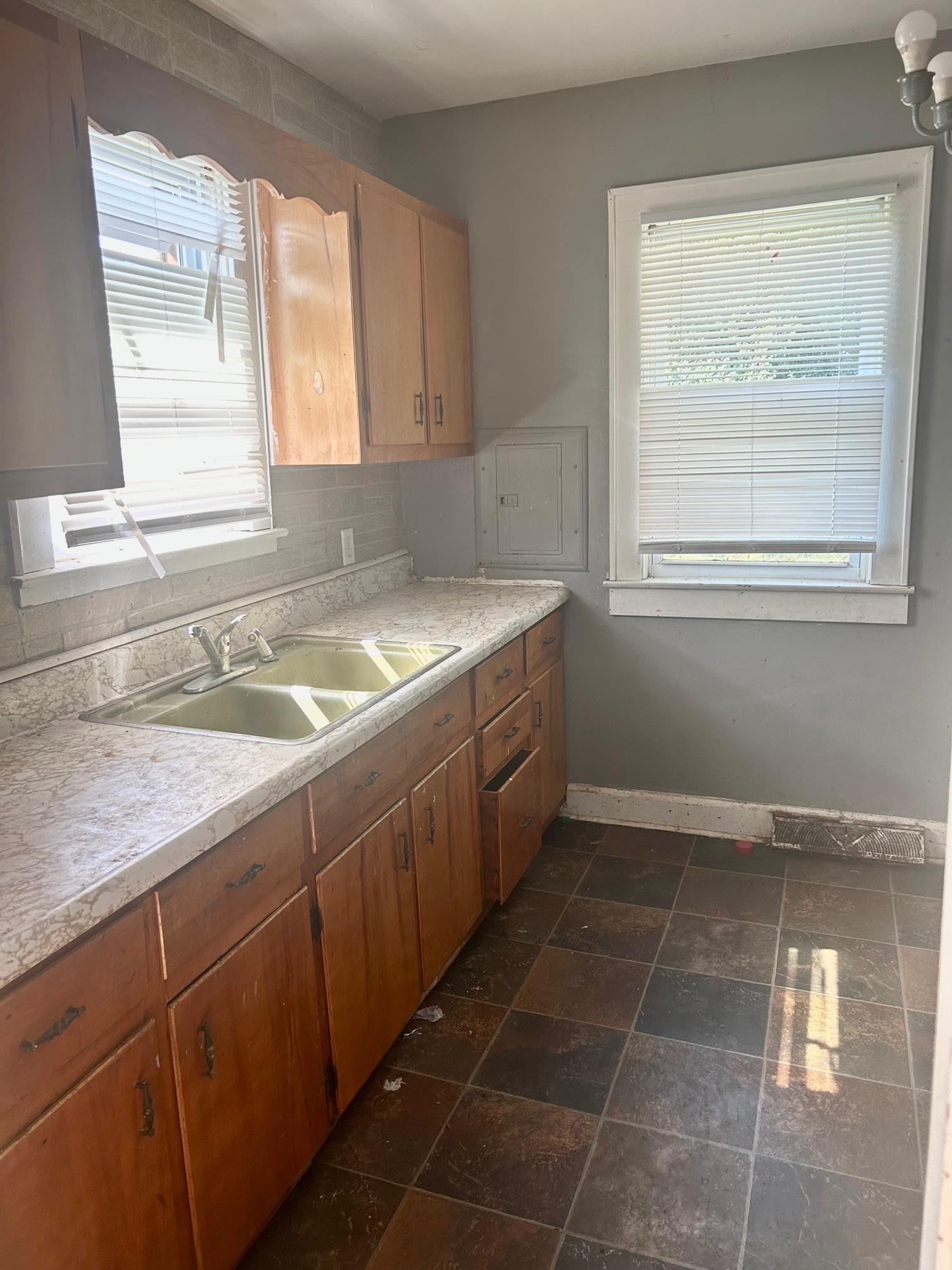 2116 Hathaway St, Owensboro, Kentucky 42303, 2 Bedrooms Bedrooms, ,1 BathroomBathrooms,Single Family Residence,For Sale,Hathaway St,88105