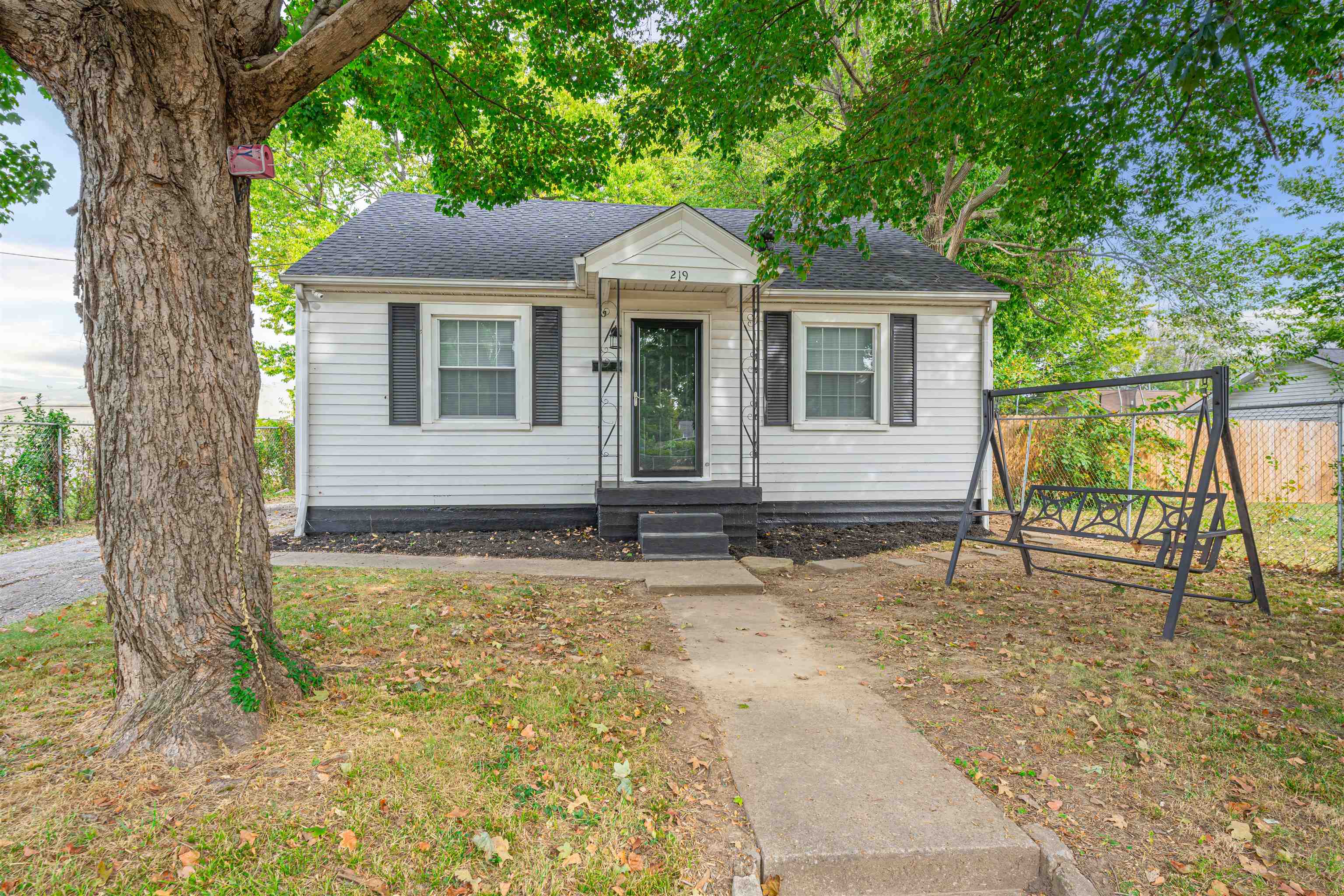 219 Castlen Street, Owensboro, Kentucky 42301, 2 Bedrooms Bedrooms, ,1 BathroomBathrooms,Single Family Residence,For Sale,Castlen Street,88130