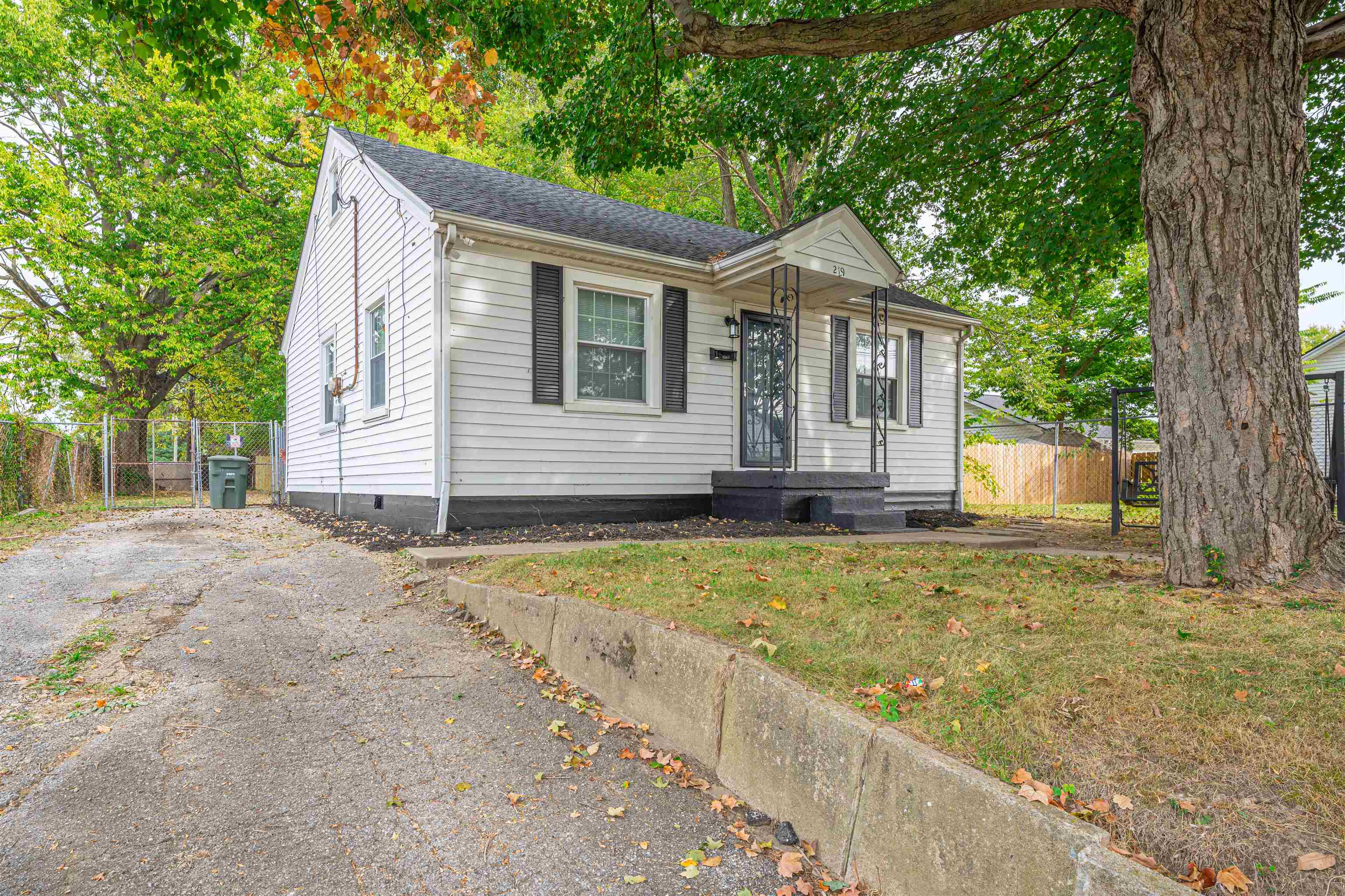 219 Castlen Street, Owensboro, Kentucky 42301, 2 Bedrooms Bedrooms, ,1 BathroomBathrooms,Single Family Residence,For Sale,Castlen Street,88130