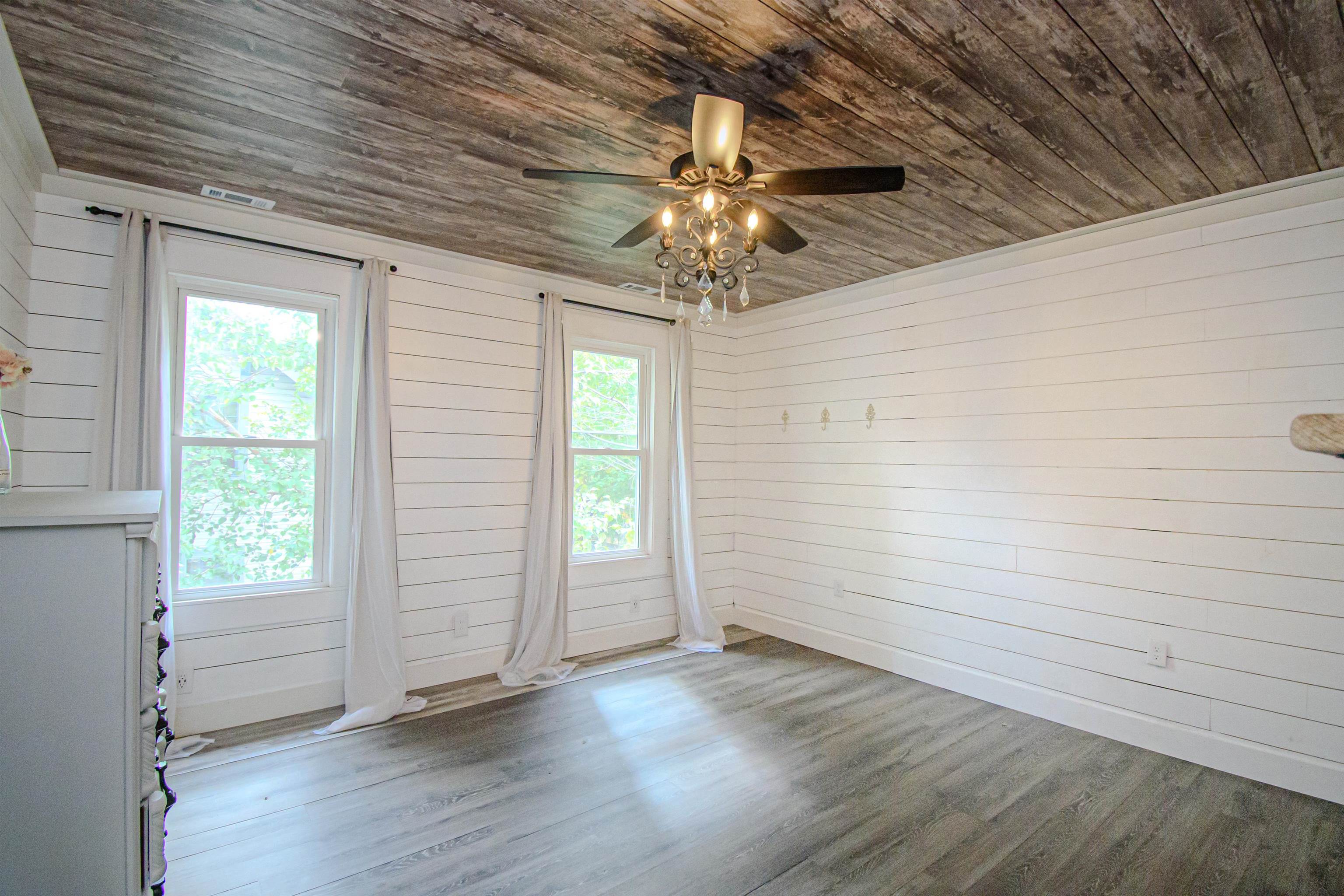 1302 Locust St, Owensboro, Kentucky 42301, 3 Bedrooms Bedrooms, ,3 BathroomsBathrooms,Single Family Residence,For Sale,Locust St,88244