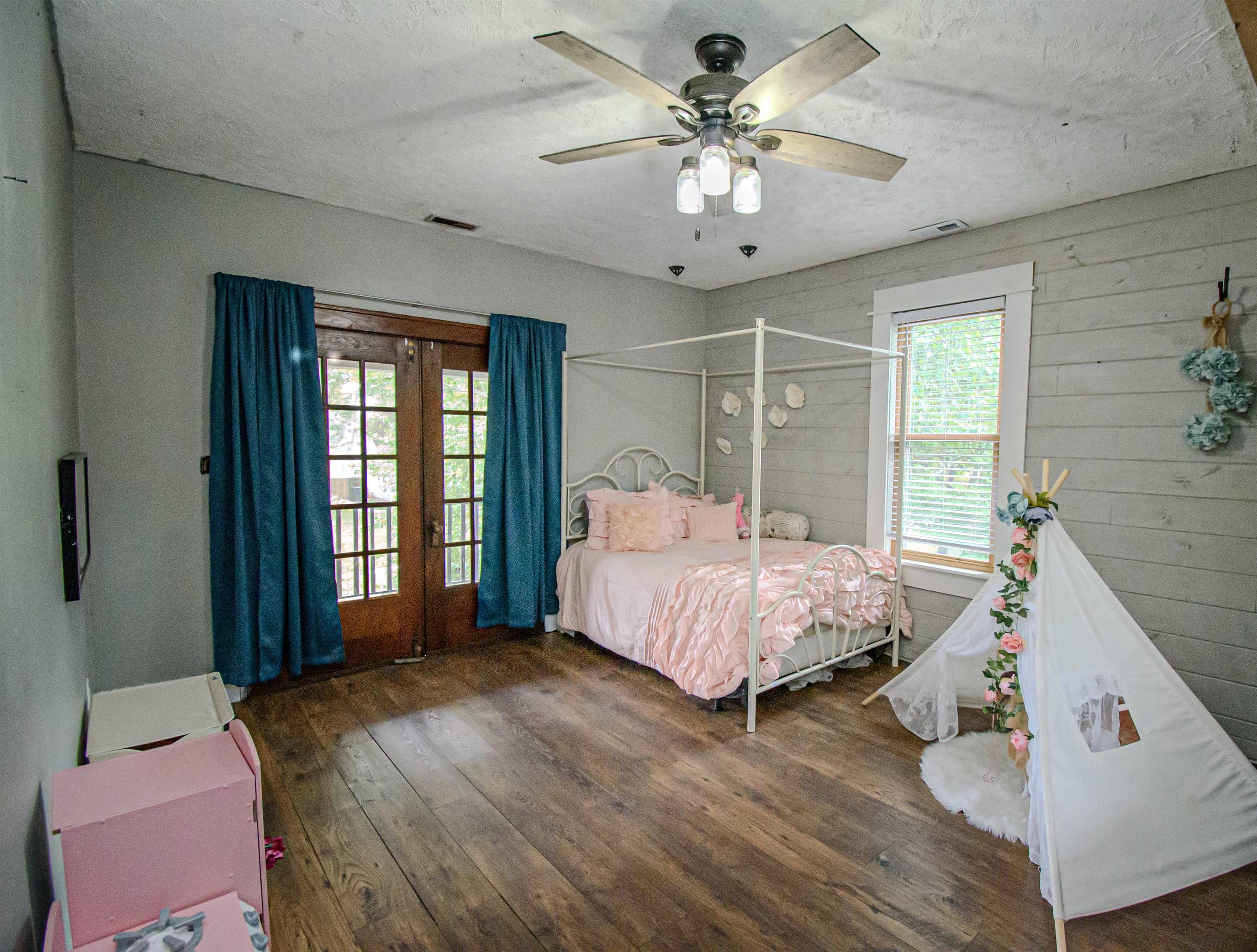 1302 Locust St, Owensboro, Kentucky 42301, 3 Bedrooms Bedrooms, ,3 BathroomsBathrooms,Single Family Residence,For Sale,Locust St,88244
